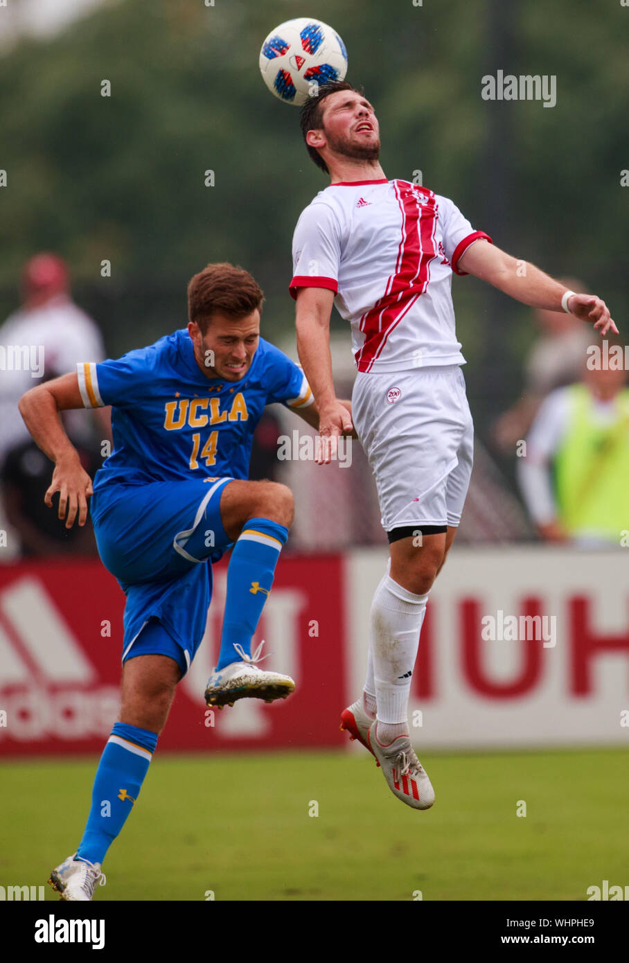 Bloomington, USA. 02 Sep, 2019. Indiana Universität Fussball Spieler Ian Schwarz (22) und der UCLA Eric Iloski (14) sind in der Tätigkeit während eines Fußballspiels zwischen der Indiana University und der Universität von Kalifornien in Los Angeles bei Armstrong Stadium in Bloomington gesehen. (Final Score: Indiana Universität 2 - 1 UCLA). Credit: SOPA Images Limited/Alamy leben Nachrichten Stockfoto