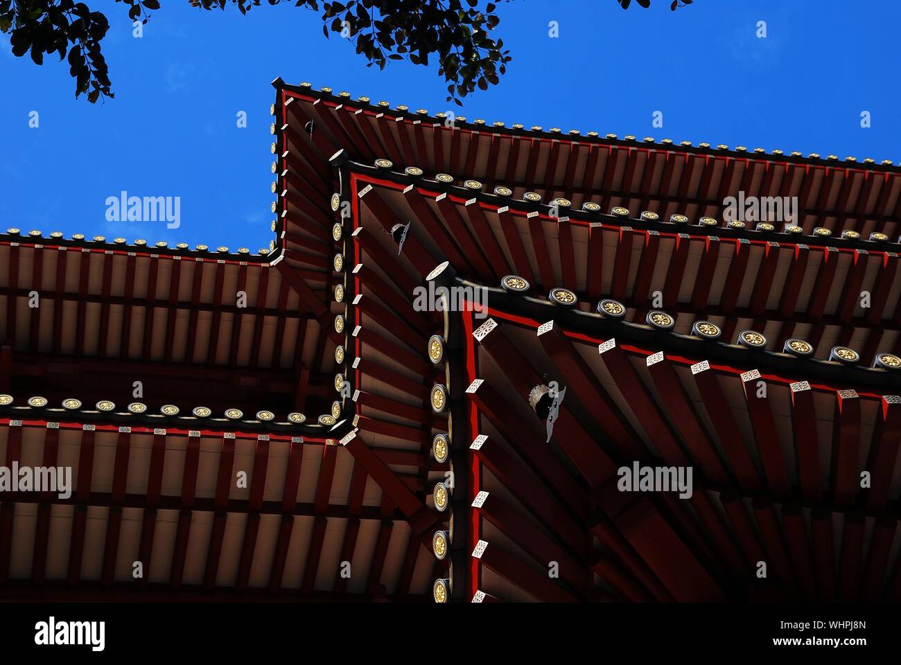 Niedrigen Winkel Blick auf Bauwerke gegen blauen Himmel Stockfoto