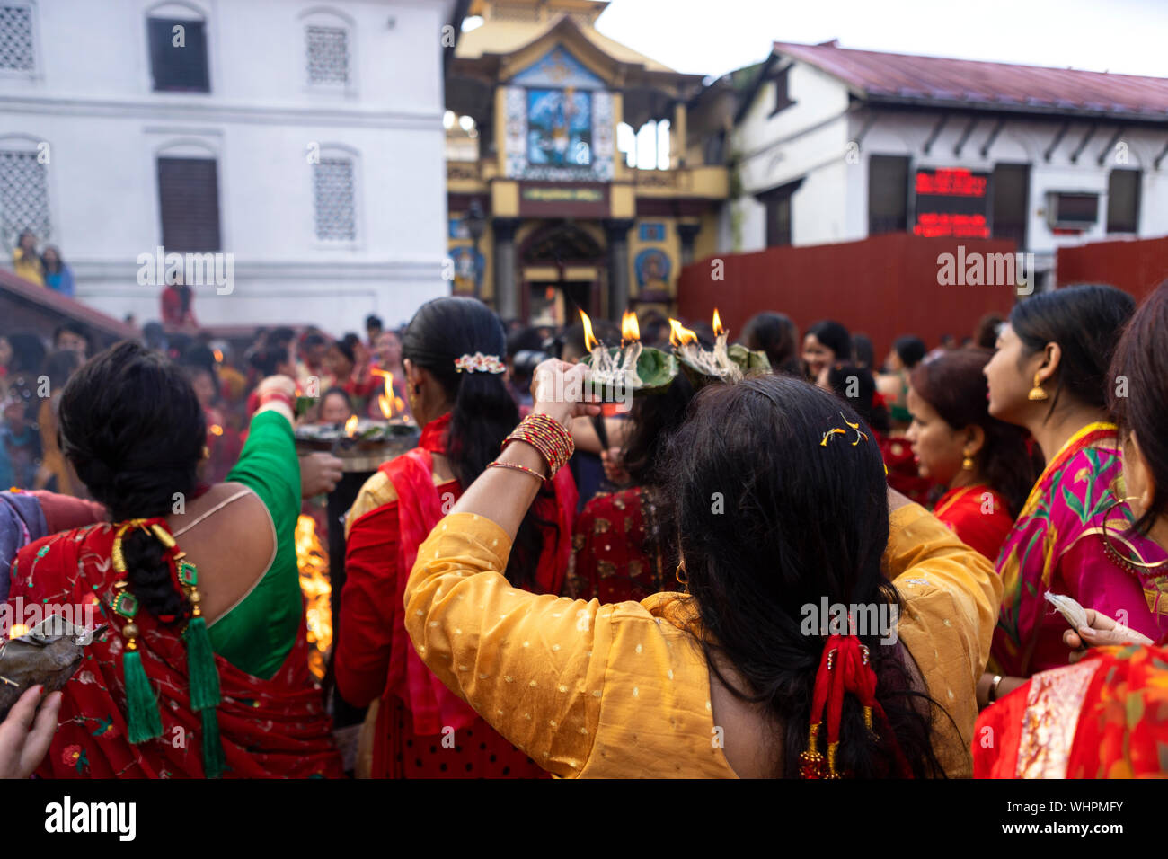 Kathmandu, Nepal. 02 Sep, 2019. Frauen haben Rituale während des Festivals. hinduistischen Frauen vor allem Teej Festival feiern, tanzen und beten. Frauen fasten und beten für Ehe und Familie. Einzelne Frauen beten für eine bessere Zukunft Ehe, während verheiratete Frauen für Eheglück beten. Credit: SOPA Images Limited/Alamy leben Nachrichten Stockfoto