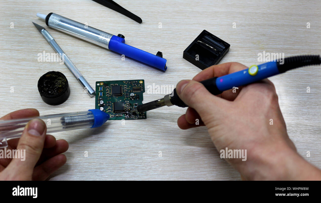 Workshop zur Reparatur von Haushaltsgeräten, Elektronik und Prozessoren. Platine löten Lötkolben Lötarbeiten Chips, Austausch der Transistoren, dein Stockfoto