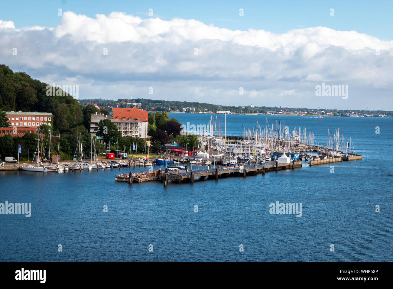 Blick auf die Stadt Kiel, den Hafen und die Küste, eine wunderschöne Stadt in Norddeutschland. Stockfoto