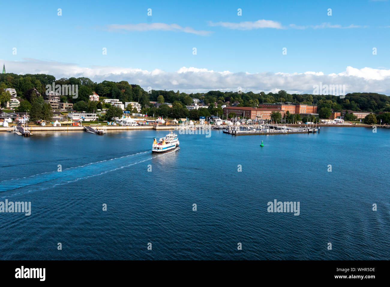 Blick auf die Stadt Kiel, den Hafen und die Küste, eine wunderschöne Stadt in Norddeutschland. Stockfoto