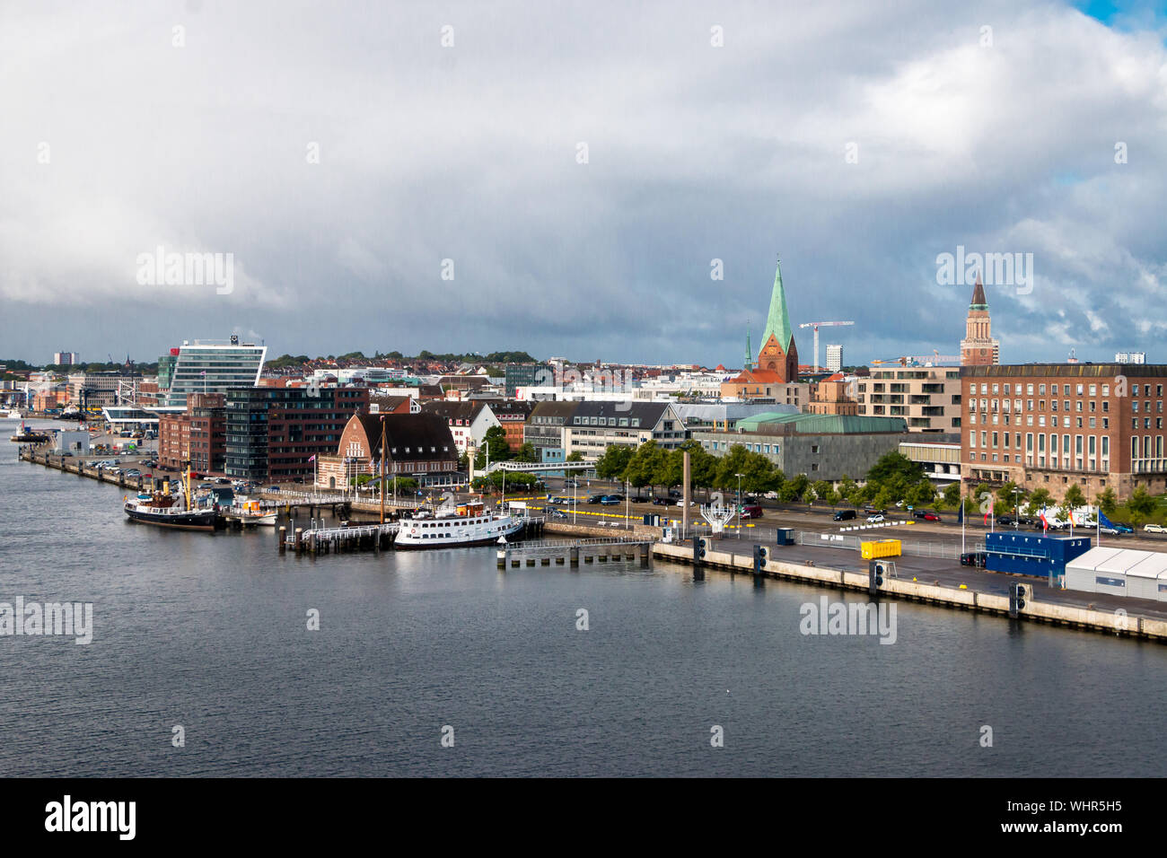 Blick auf die Stadt Kiel, den Hafen und die Küste, eine wunderschöne Stadt in Norddeutschland. Stockfoto