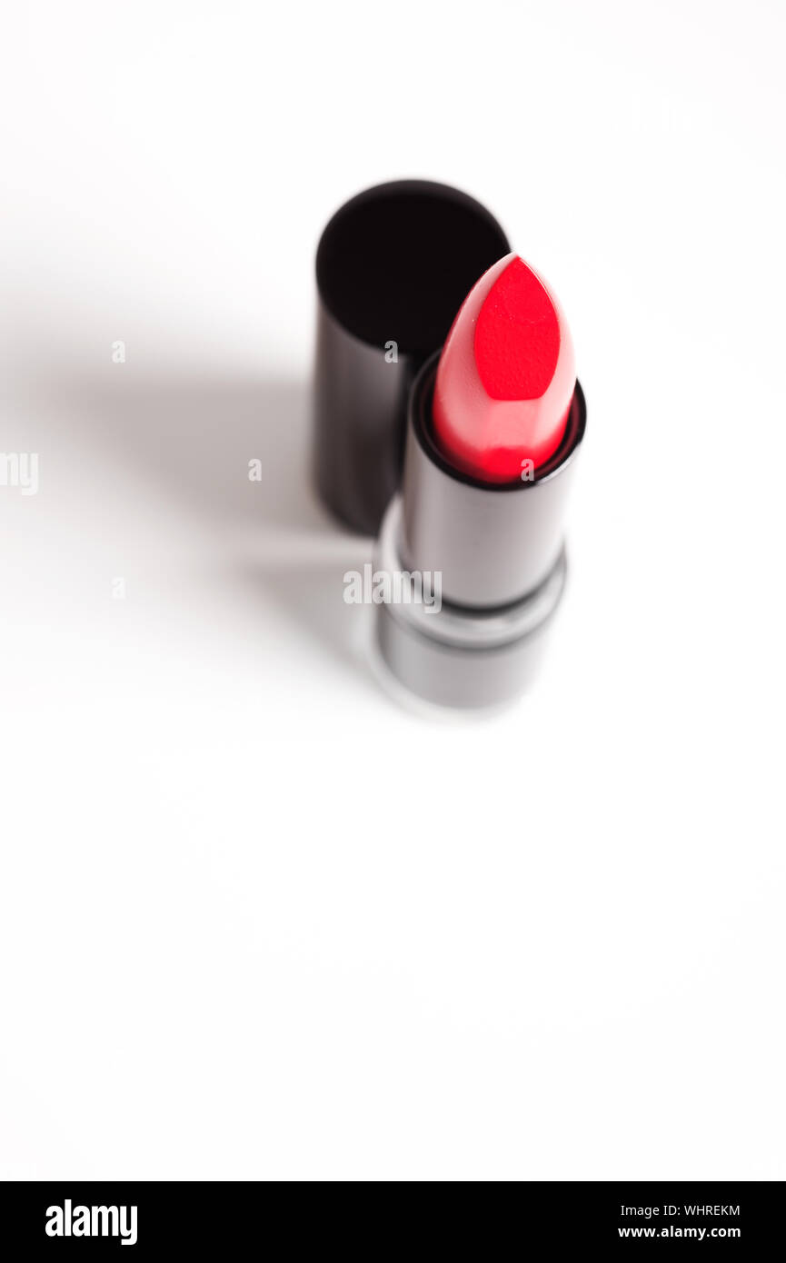 Roten Lippenstift gegen den weißen Hintergrund Stockfoto