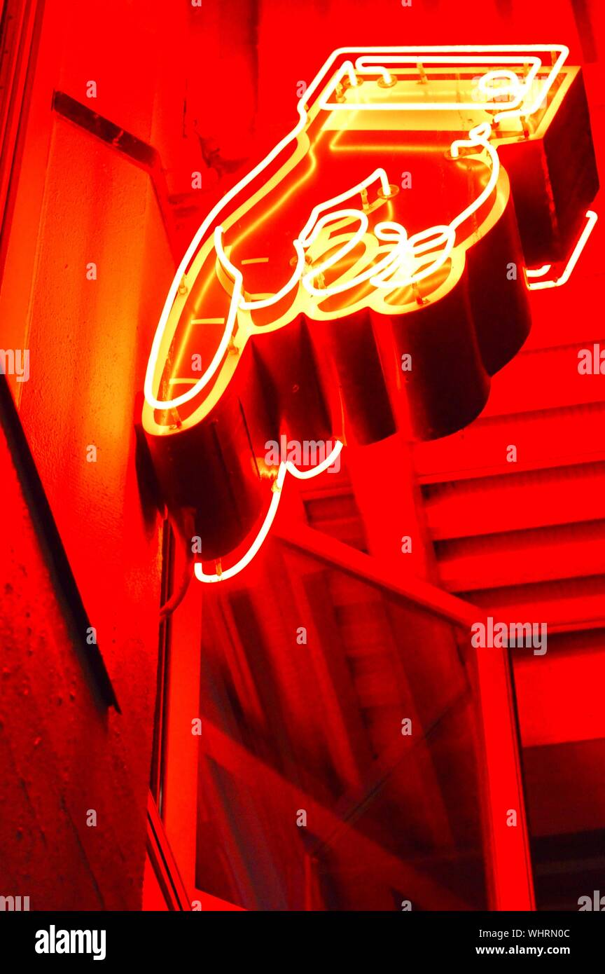 Red Neon Sign Stockfotos Und Bilder Kaufen Alamy Red Neon Sign Stockfotos Und Bilder Kaufen Alamy