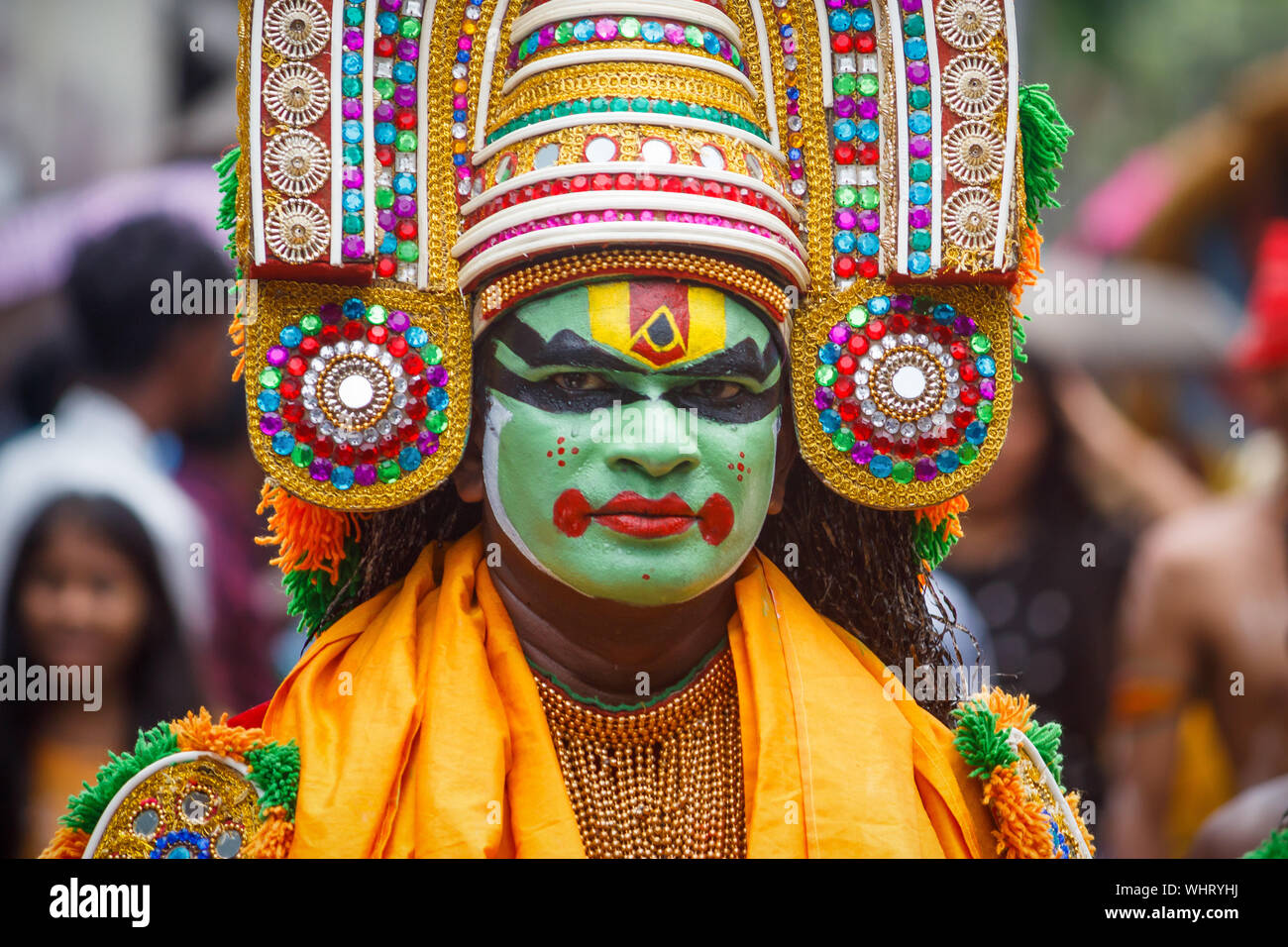 Kochi, Kerala, Indien - 2. September 2019 - Ottan thullal Tänzerin in Athachamayam Prozession an Thripunithura in Kochi Stadt gehalten Stockfoto