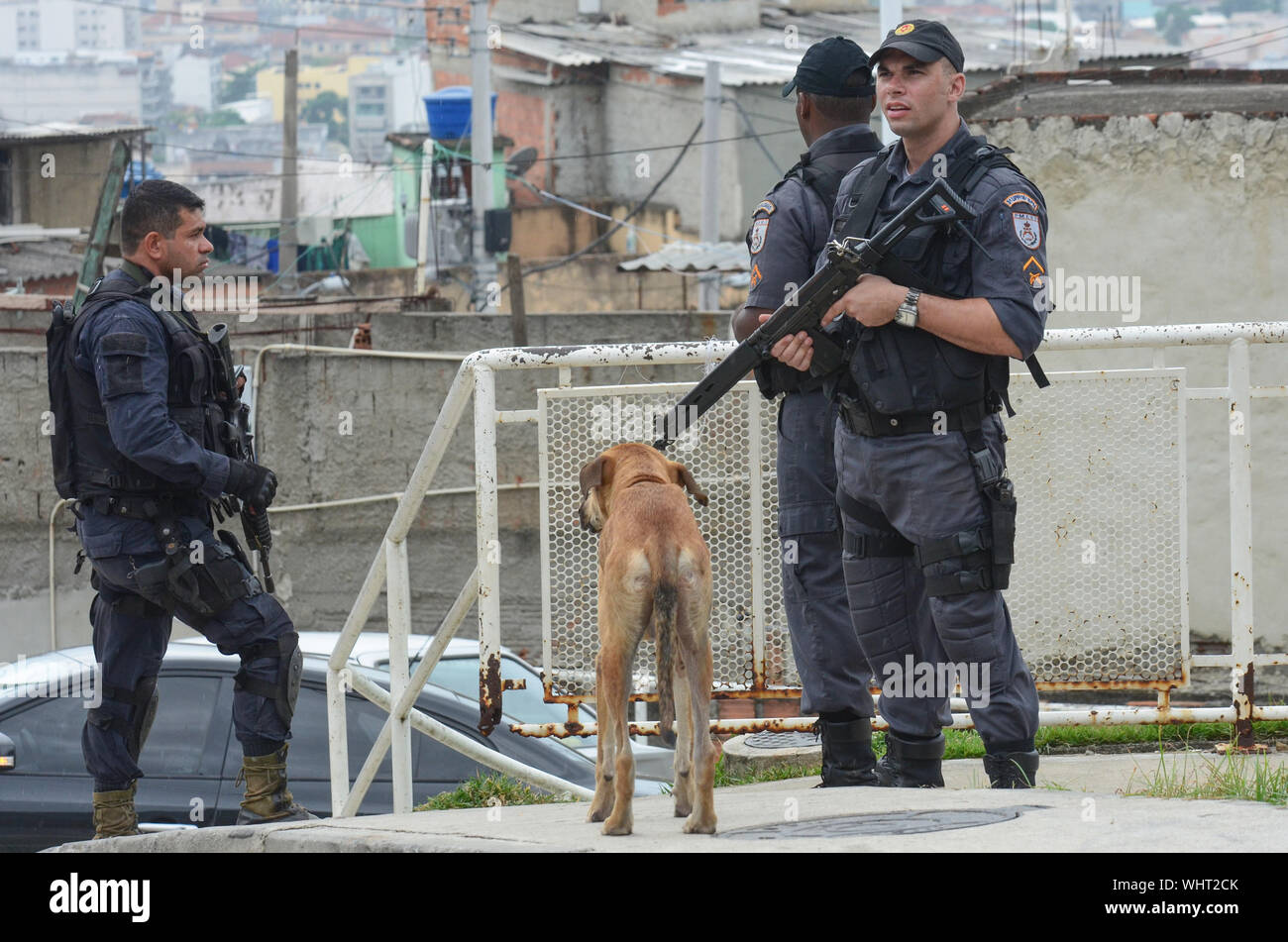 RIO DE JANEIRO, BRASILIEN, März, 21, 2015: Rio de Janeiro Militärpolizei mit Scharfschützen patrouillieren die Deutsche Komplex, slum Komplex Stockfoto