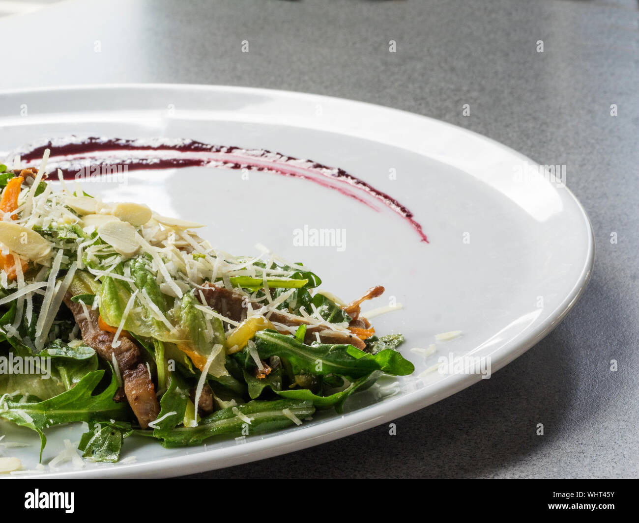 In der Nähe von frischem Salat mit gegrillter Ente Fleisch in der Platte Stockfoto