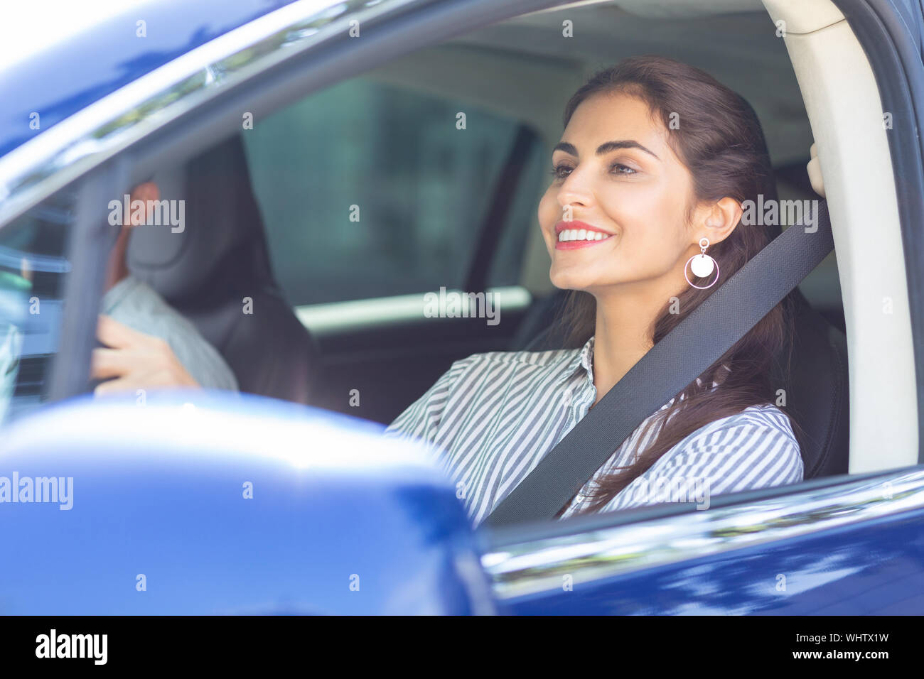 Freundin tragen gestreifte Bluse Gefühl aufgeregt vor der Fahrt Stockfoto