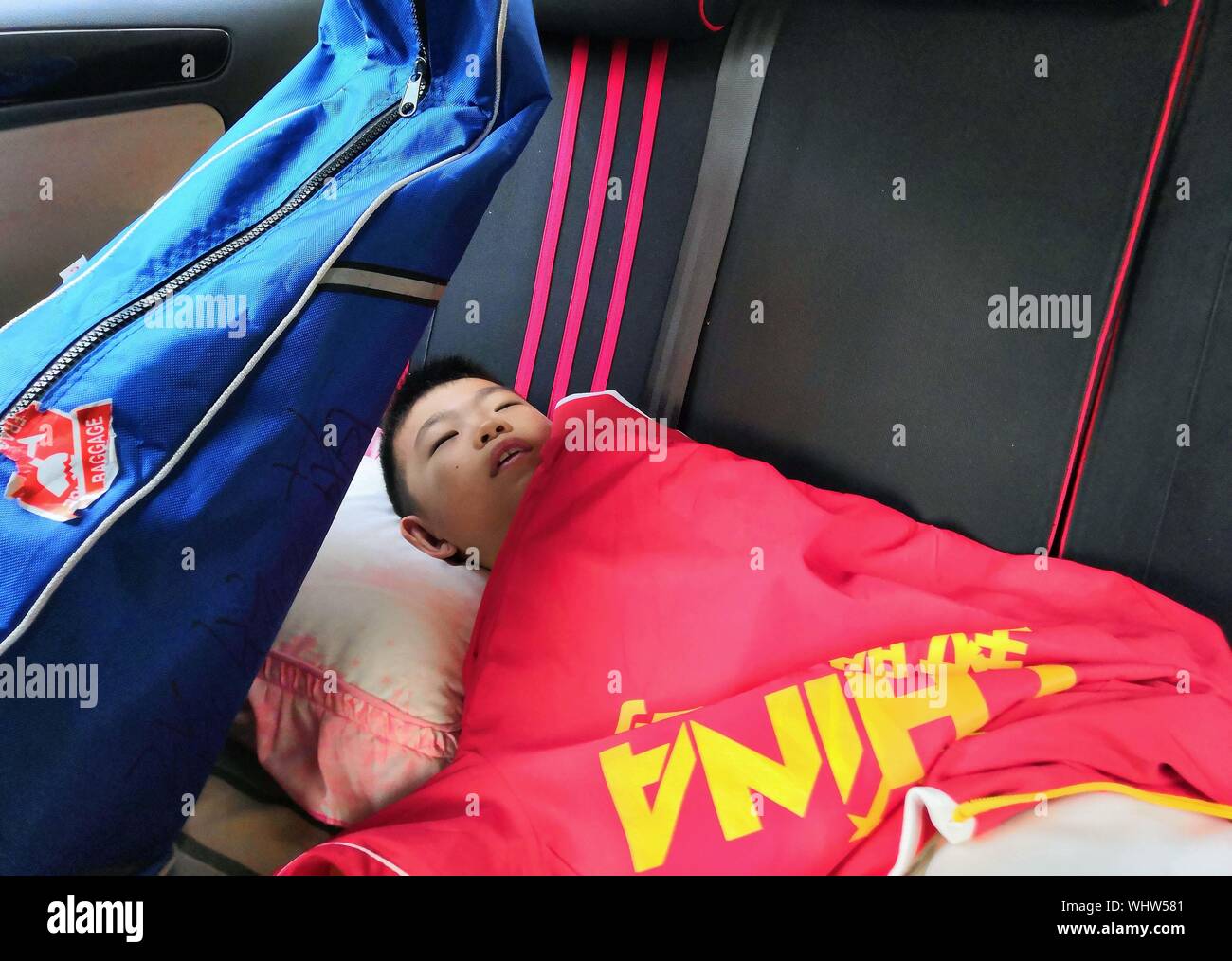 (190903) - jinan, Sept. 3, 2019 (Xinhua) - Zhang Yimeng einschläft in Auto seines Vaters nach seinem Training Session in Jinan, Provinz Shandong im Osten Chinas, am 15. Juni 2019. Zhang Yimeng, eine 8-jährige Grundschule Schüler in Jinan, begann zu fechten Im Jahr 2017 erfahren. Am Anfang wurde er von den kühlen fechten Ausrüstung auf der Anmeldung Plakat angezogen. Nach dem Training für fast 2 Jahre hat er mit Fechten besessen werden und hat gute Ergebnisse in verschiedenen Ebenen des Kinder- fechten Spiele im Land erreicht. "Wir wissen nicht, wie weit er im Fechten gehen kann, aber er wird mehr Selbst - relian Stockfoto