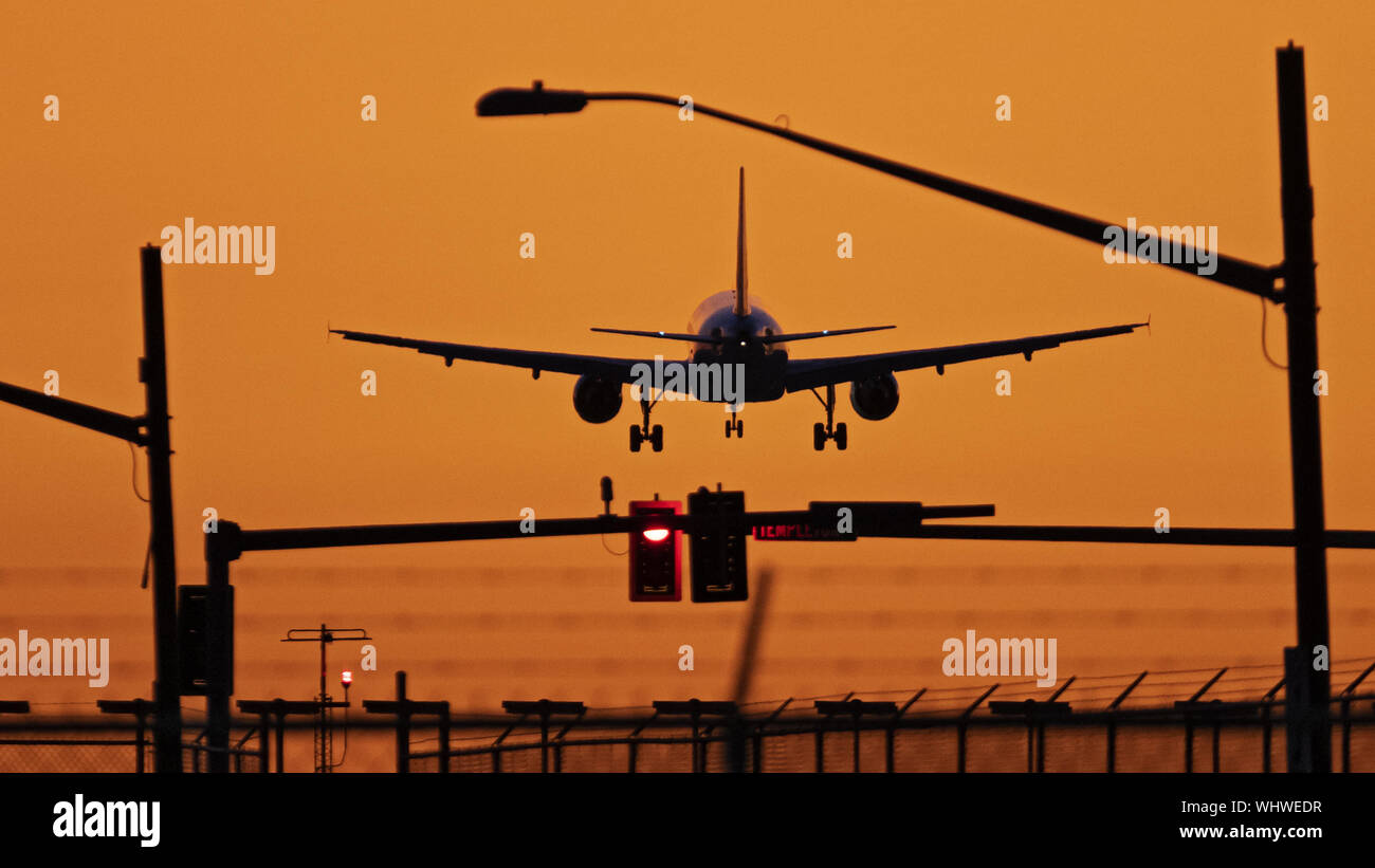 Richmond, British Columbia, Kanada. 2. Sep 2019. Ein Airbus A320 Single-Aisle-Jet Airliner Airborne auf kurze letzte Ansatz zur Landung auf dem Internationalen Flughafen von Vancouver im Sonnenuntergang, Montag, 2. September 2019. Credit: bayne Stanley/ZUMA Draht/Alamy leben Nachrichten Stockfoto