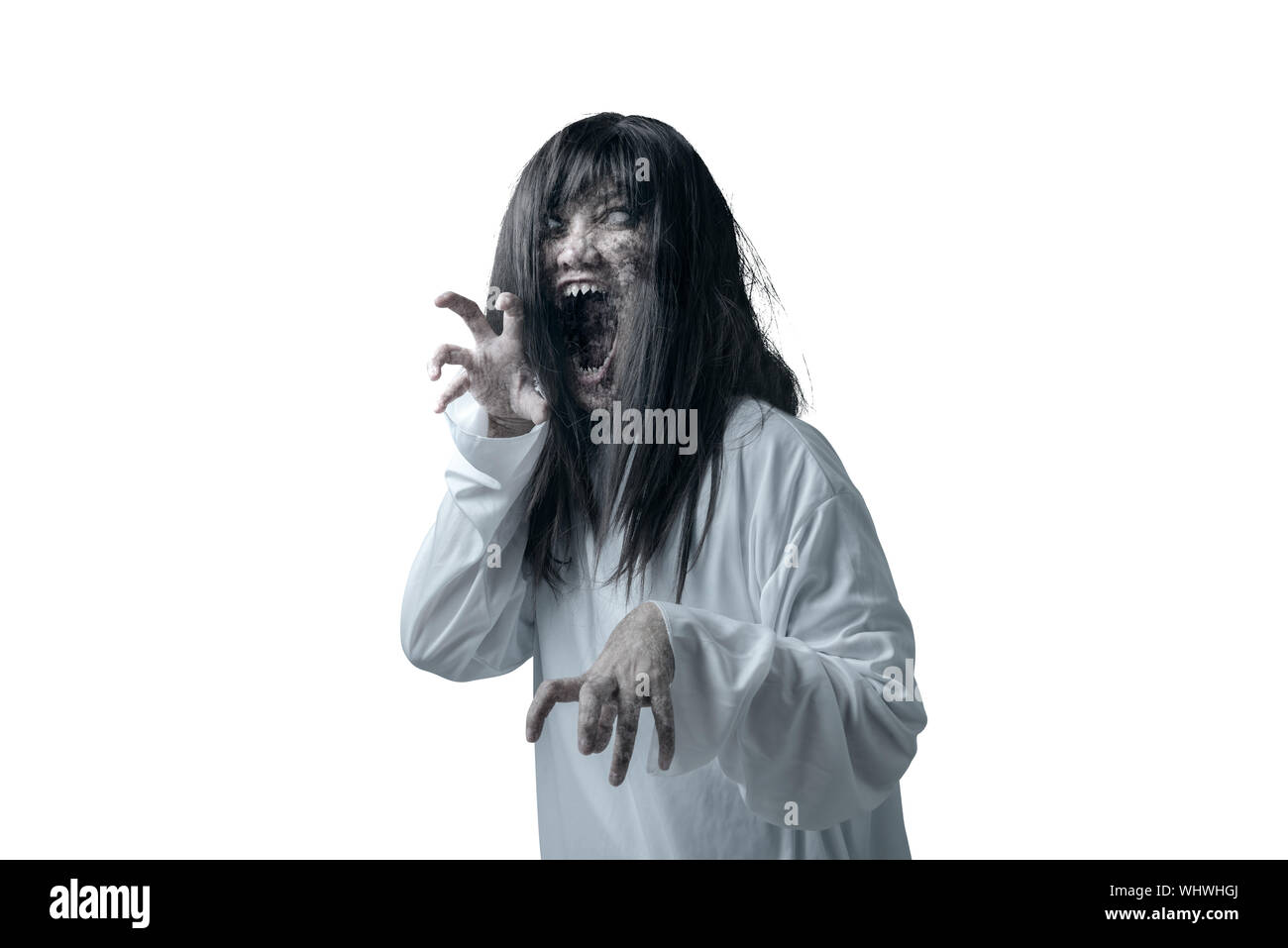 Beängstigend ghost Frau mit Blut und wütend das Gesicht mit den Händen kratzt auf weißem Hintergrund. Halloween Konzept Stockfoto