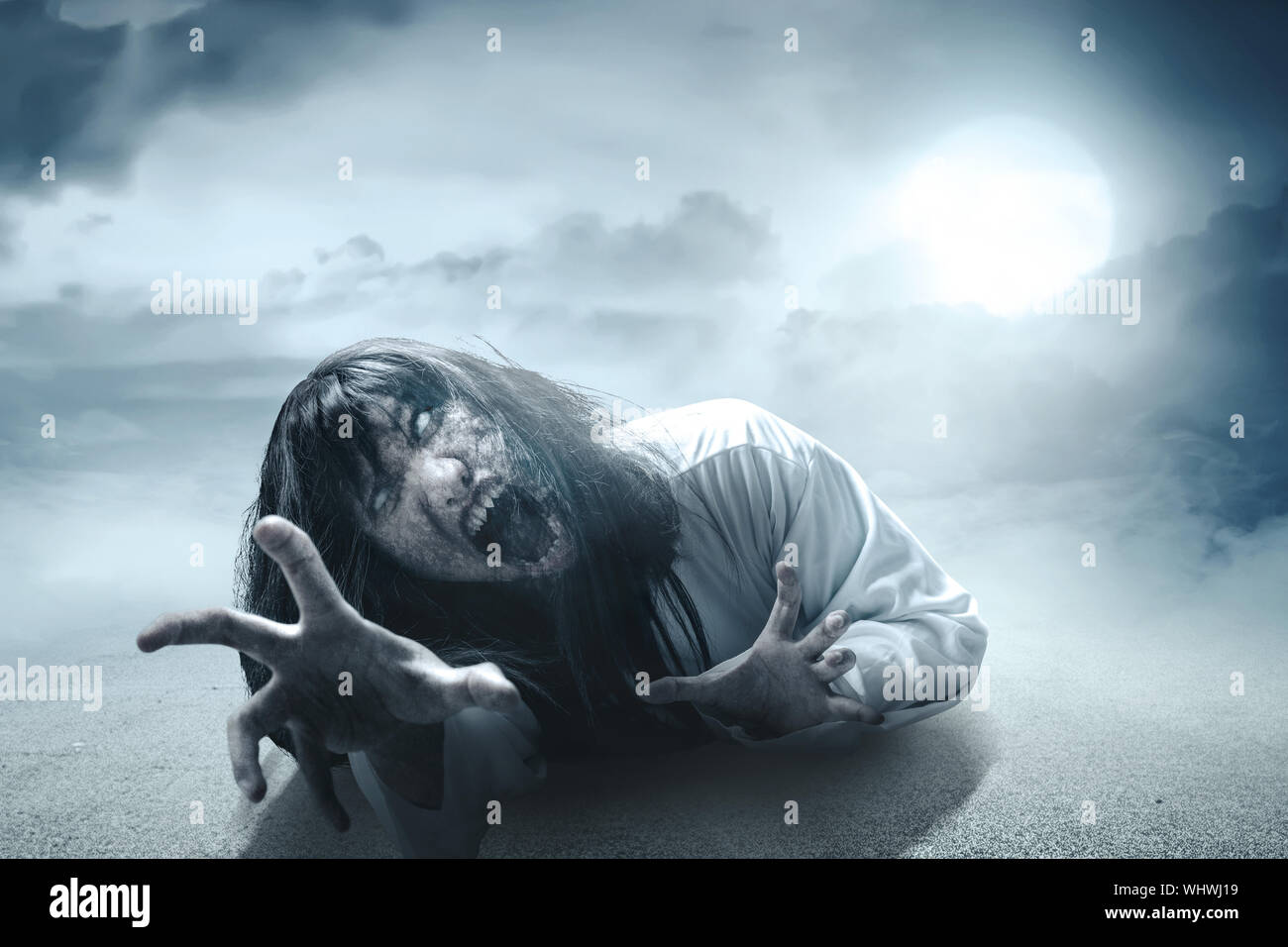 Beängstigend ghost Frau mit Blut und wütend das Gesicht mit den Händen kratzt Crawling in the Dark. Halloween Konzept Stockfoto