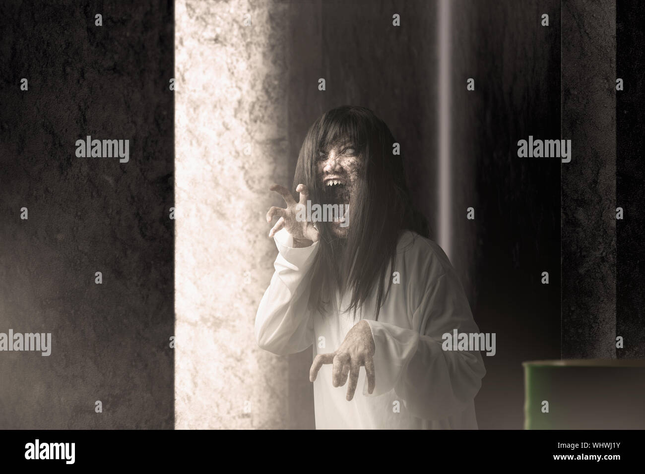 Beängstigend ghost Frau mit Blut und wütend das Gesicht mit den Händen kratzt Haunted das verlassene Gebäude. Halloween Konzept Stockfoto