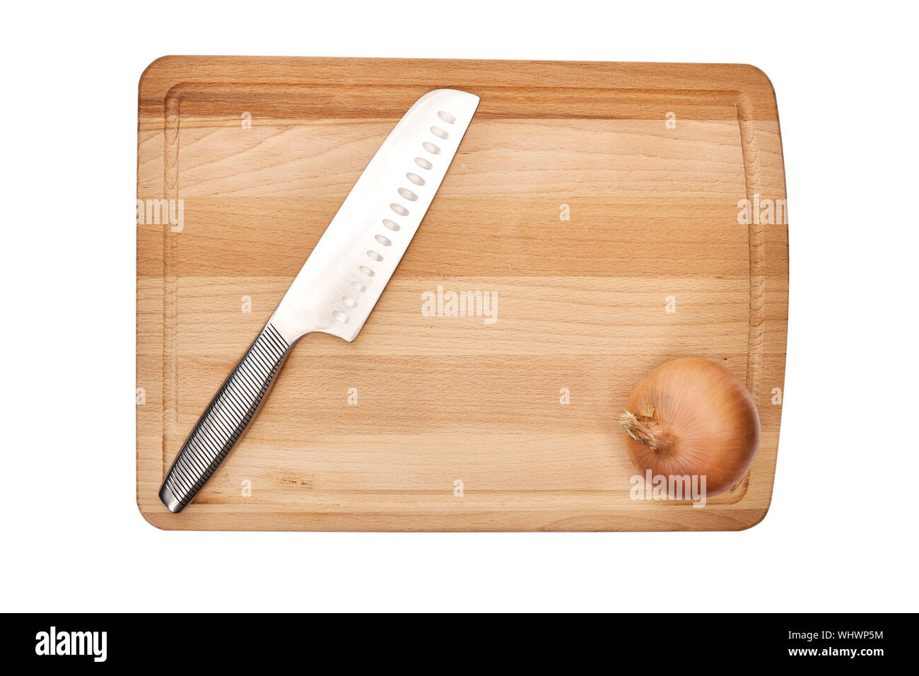 In der Nähe der Messer mit Zwiebel auf Holz Schneidebrett auf weißem Hintergrund Stockfoto