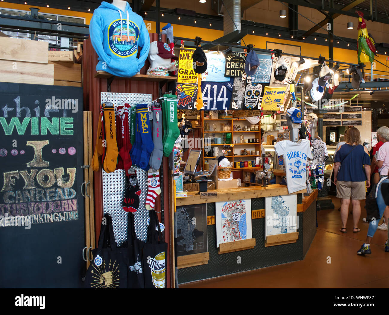 Milwaukee, WI USA. Apr 2018. Die historische Third Ward und Markt im Freien mit Touristen essen, einkaufen, und einfach nur Entspannen mit einem guten Drink. Stockfoto