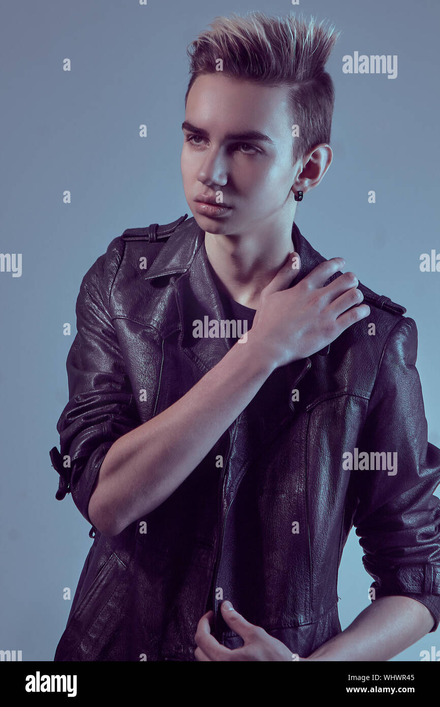 Mann im Studio. In schwarzem Leder Mantel Stockfoto