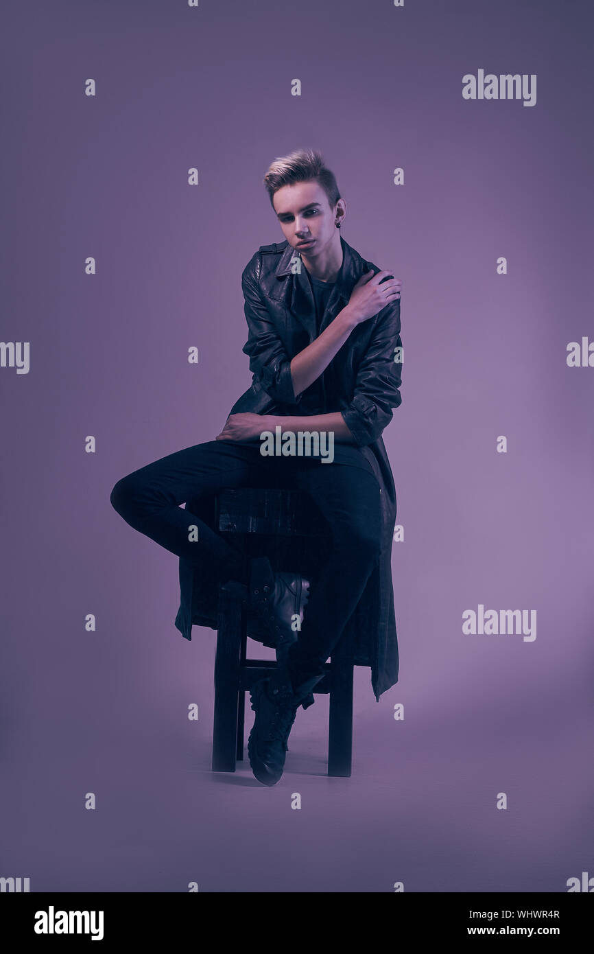 Mann im Studio. In schwarzem Leder Mantel Stockfoto