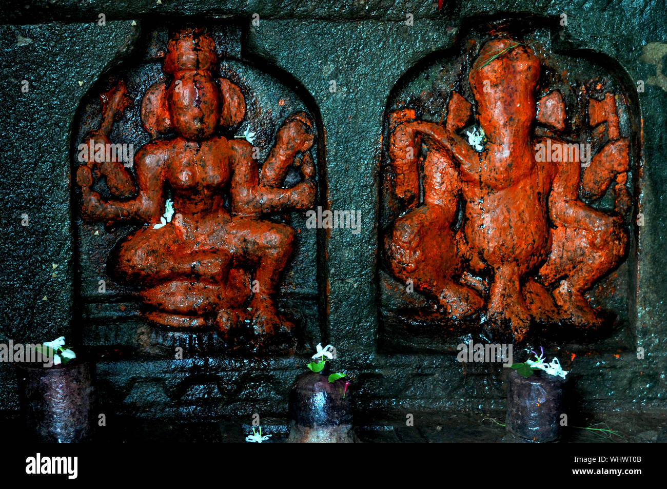 Ein Idol der hinduistischen Elephant Head Gott Ganesh (rechts) und Göttin Lakshmi (links), an einem Tempel in der Nähe von Chanderi in Madhya Pradesh, Indien. Göttin Lakshmi Stockfoto