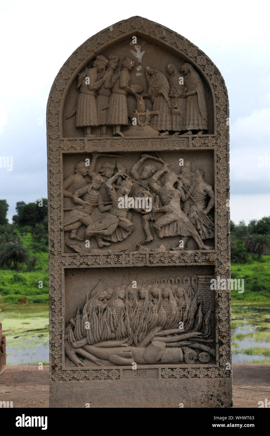 Ein Stein mit mittelalterlichen Krieg Szenen geschnitzt und die Tradition des 'Johar oder Sati' am Fort Komplex in Chanderi, Madhya Pradesh, Indien. Die Tradition des j Stockfoto