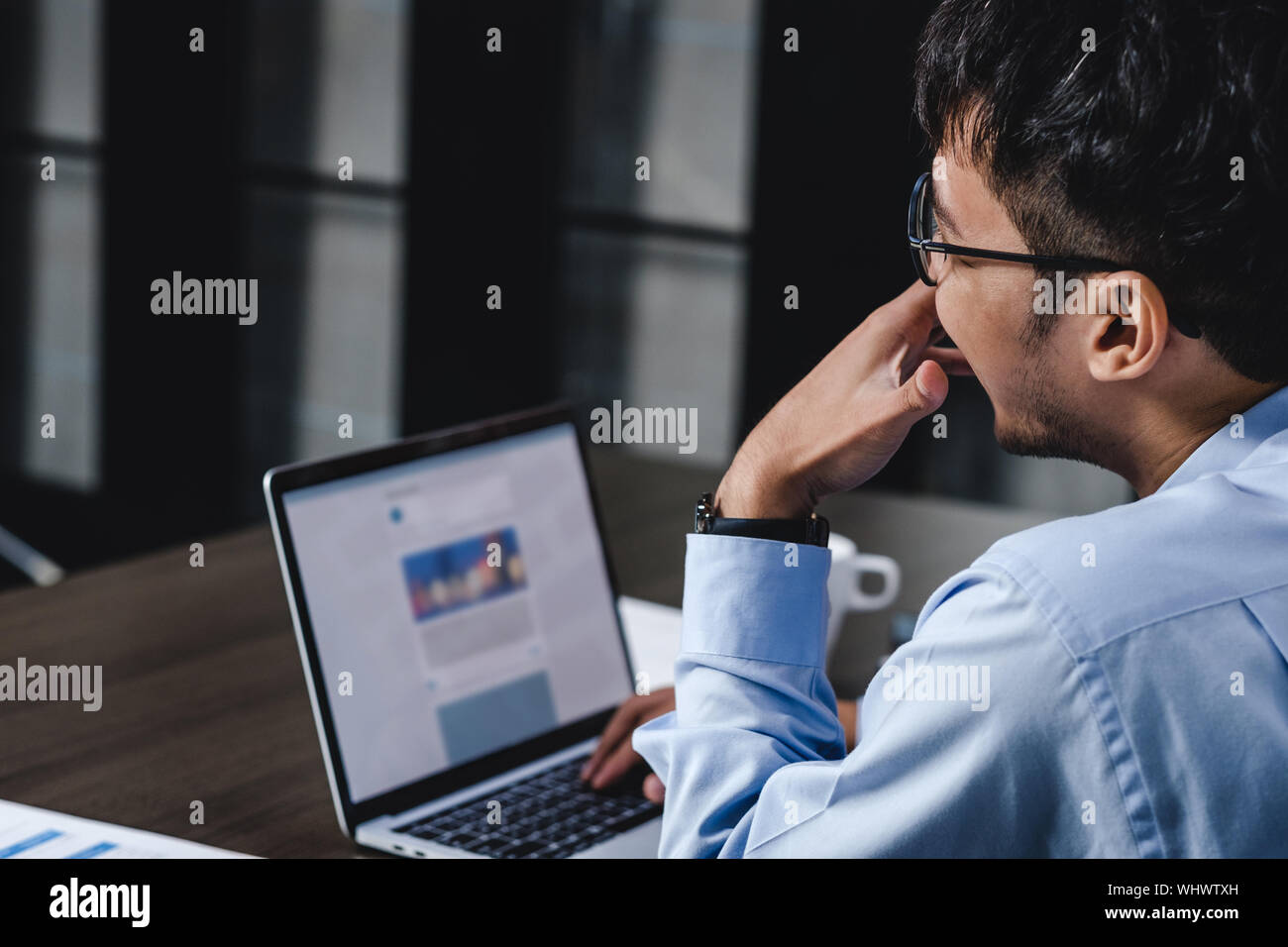 Asiatische Geschäftsmann Woking mit Laptop und Papier Arbeiten am Schreibtisch im Büro. Digital Workflow online Business Lifestyle Konzept Stockfoto