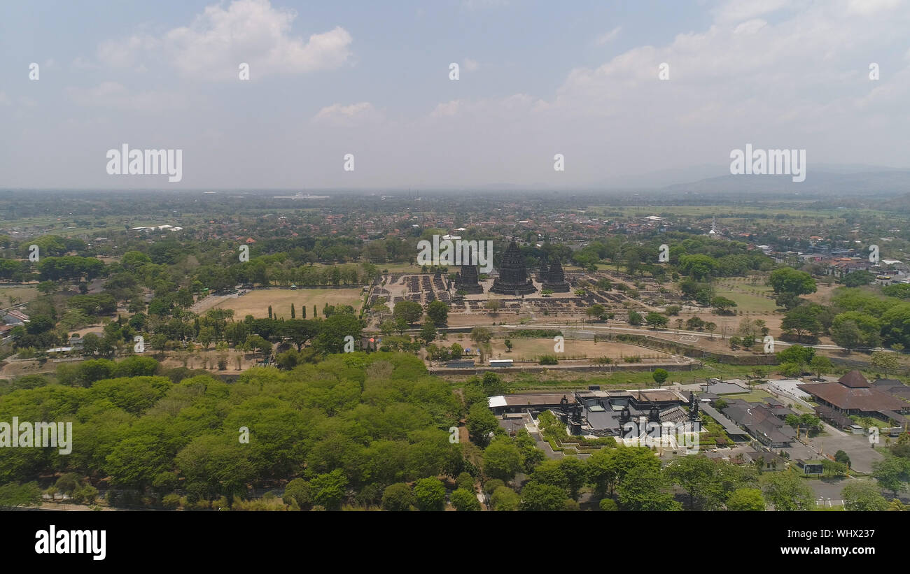 Luftaufnahme Hindu Tempel Candi Prambanan Yogyakarta in Indonesien, Java. Rara Jonggrang Hindu Tempel komplex. Religiöse Gebäude hoch und wies Architektur Monumentale antike Architektur, geschnitzten Steinmauern. Stockfoto