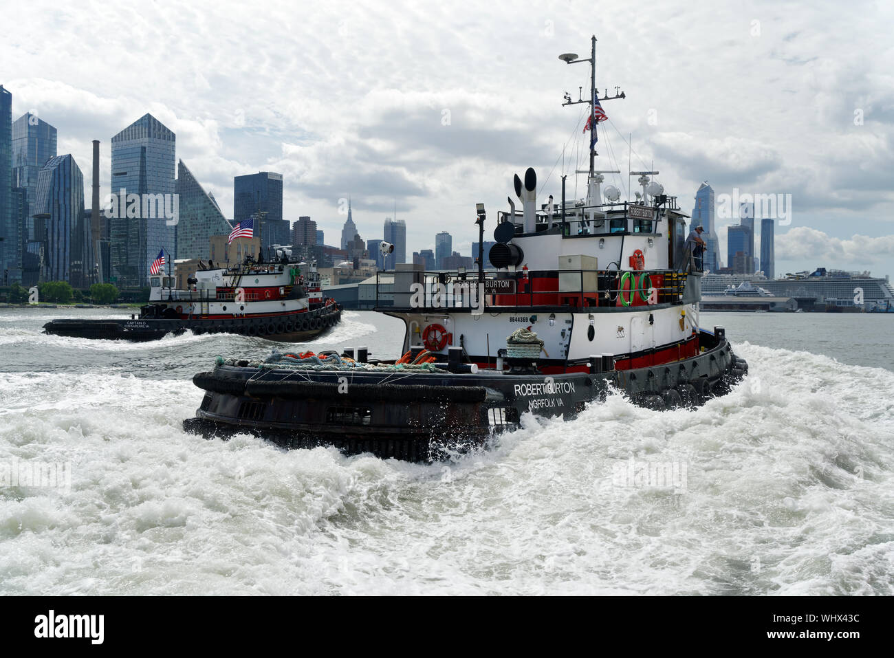 Der Kapitän D und der Robert Burton, sowohl aus Norfolk, Va., lief während der jährlichen Great North River Tugboat Rennen auf dem Hudson River. Stockfoto