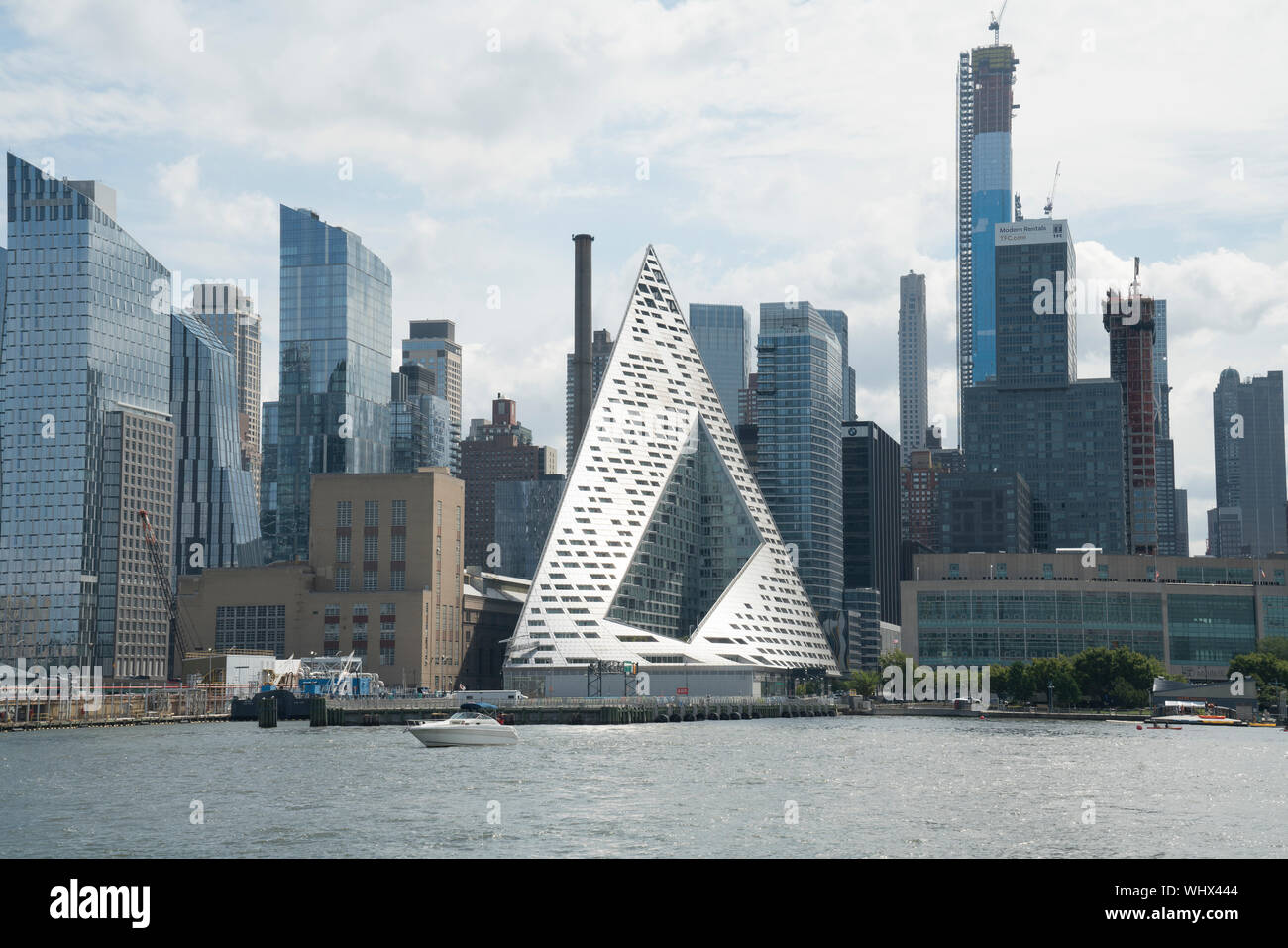 Ein Gebäude mit 709 Wohnungen an der West 57th Street am Hudson River in Manhattan hat markante Architektur von der Bjarke Ingels Group. Stockfoto