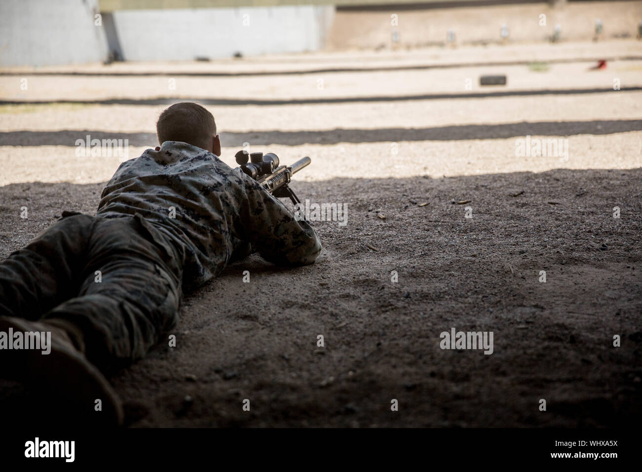 Ein US-Marine mit speziellen Zweck Marine Air-Ground Task Force-Crisis Response-Africa 19.2, Marine Kräfte in Europa und in Afrika, Brände ein M110 semi-automatischen Sniper System in Morón, Spanien, August 30, 2019. Marines durchgeführten Schulungen Treffsicherheit Kenntnisse auf dem Sniper Systeme zu erhöhen. SPMAGTF-CR-AF ist eingesetzt Krise - Reaktion und Theater zu leiten - Security Operations in Afrika und die Förderung der regionalen Stabilität durch die Durchführung von militärischen Übungen in ganz Europa und Afrika. (U.S. Marine Corps Foto von Cpl. Margaret Gale) Stockfoto