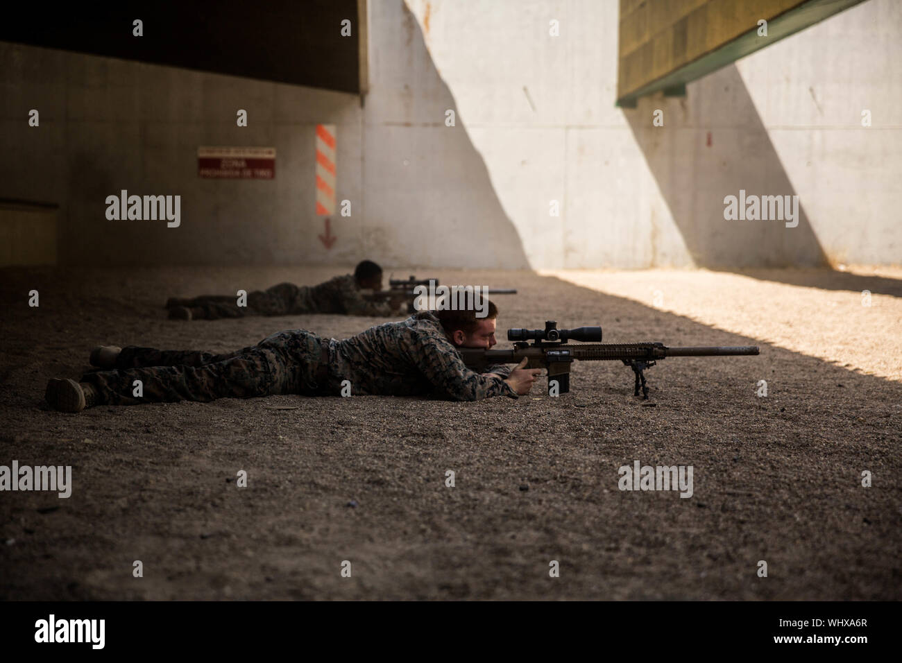 Us-Marines mit speziellen Zweck Marine Air-Ground Task Force-Crisis Response-Africa 19.2, Marine Kräfte in Europa und in Afrika, Feuer eine M110 semi-automatischen Sniper System in Morón, Spanien, August 30, 2019. Marines durchgeführten Schulungen Treffsicherheit Kenntnisse auf dem Sniper Systeme zu erhöhen. SPMAGTF-CR-AF ist eingesetzt Krise - Reaktion und Theater zu leiten - Security Operations in Afrika und die Förderung der regionalen Stabilität durch die Durchführung von militärischen Übungen in ganz Europa und Afrika. (U.S. Marine Corps Foto von Cpl. Margaret Gale) Stockfoto