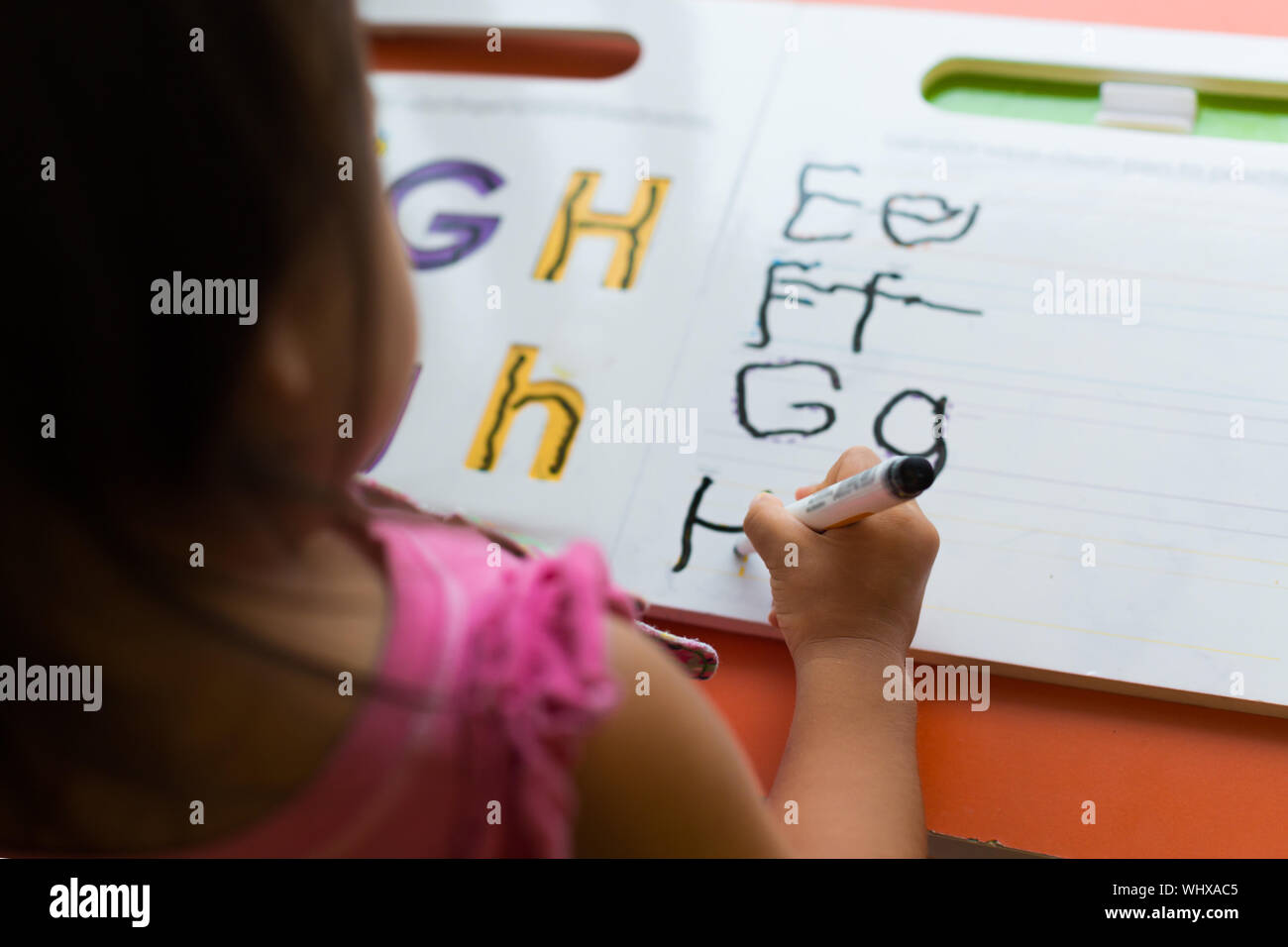 Kinder lernen im Klassenzimmer. homeschooling Konzept. Schließen Sie den Trace des Alphabets Stockfoto