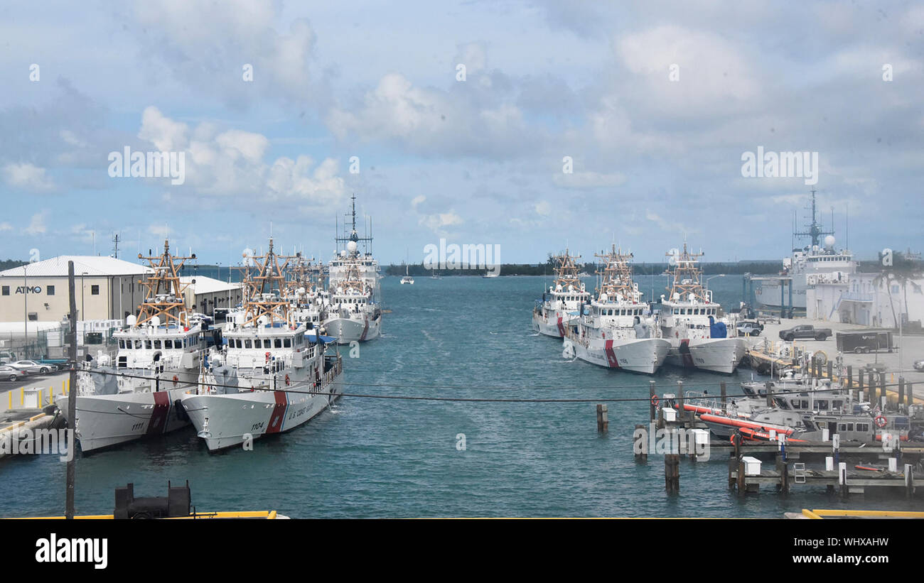 Eine Flotte von mehr als 20 Coast Guard Sektor Miami und Key West Cutter sind in Key West, Florida Montag, Sept. 2, 2019, in Vorbereitung auf den Hurrikan Dorian Antwort Bemühungen in der Karibik und Bahamas Bereiche vertäut. Mehrere Coast Guard Einheiten überall in der Küstenwache 7. Bezirk Bereich haben an wichtigen Standorten prestage in der Lage sein, schnelle und relevante Antwort Anstrengungen auf diejenigen Bereiche erfolgt durch den Hurrikan Dorian zur Verfügung zu stellen. U.S. Coast Guard Foto von Petty Officer 2nd class Jonathan Lally Stockfoto