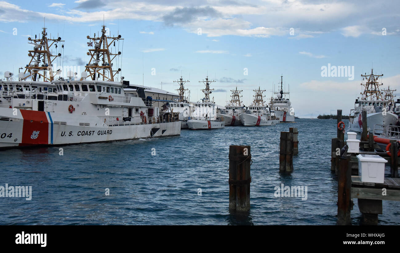 Eine Flotte von mehr als 20 Coast Guard Sektor Miami und Key West Cutter sind in Key West, Florida Montag, Sept. 2, 2019, in Vorbereitung auf den Hurrikan Dorian Antwort Bemühungen in der Karibik und Bahamas Bereiche vertäut. Mehrere Coast Guard Einheiten überall in der Küstenwache 7. Bezirk Bereich haben an wichtigen Standorten prestage in der Lage sein, schnelle und relevante Antwort Anstrengungen auf diejenigen Bereiche erfolgt durch den Hurrikan Dorian zur Verfügung zu stellen. U.S. Coast Guard Foto von Petty Officer 2nd class Jonathan Lally Stockfoto