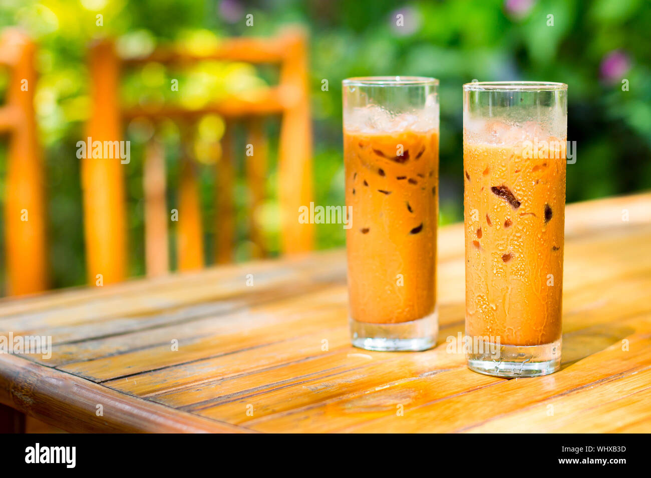 Zwei Eiskaffee Getränke auf einem Tisch im Freien. Stockfoto