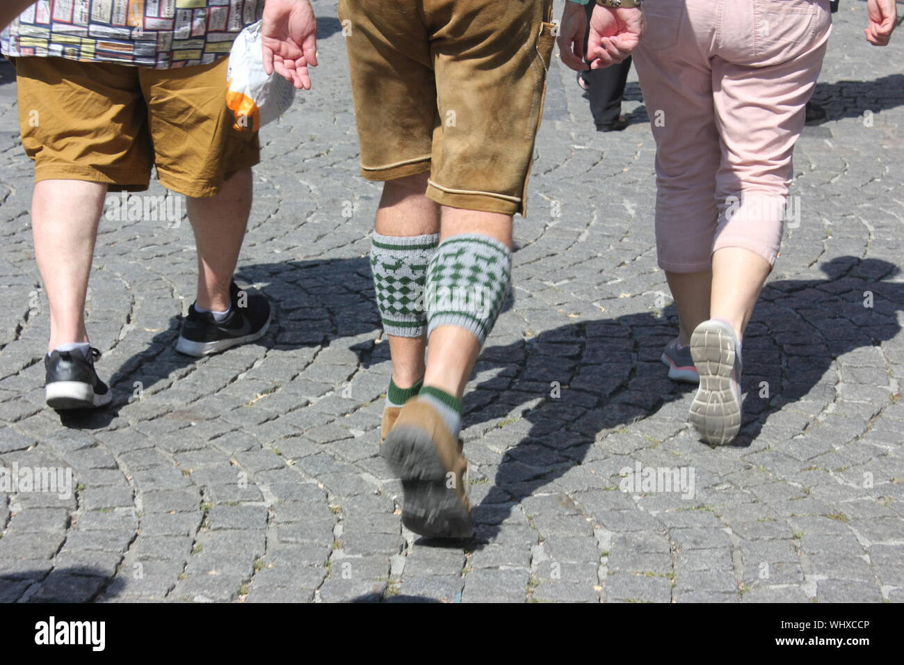 Bayerischer Mann mit Lederhose und die Hälfte - Strümpfe, traditionelle bayerische Accessoire. Stockfoto