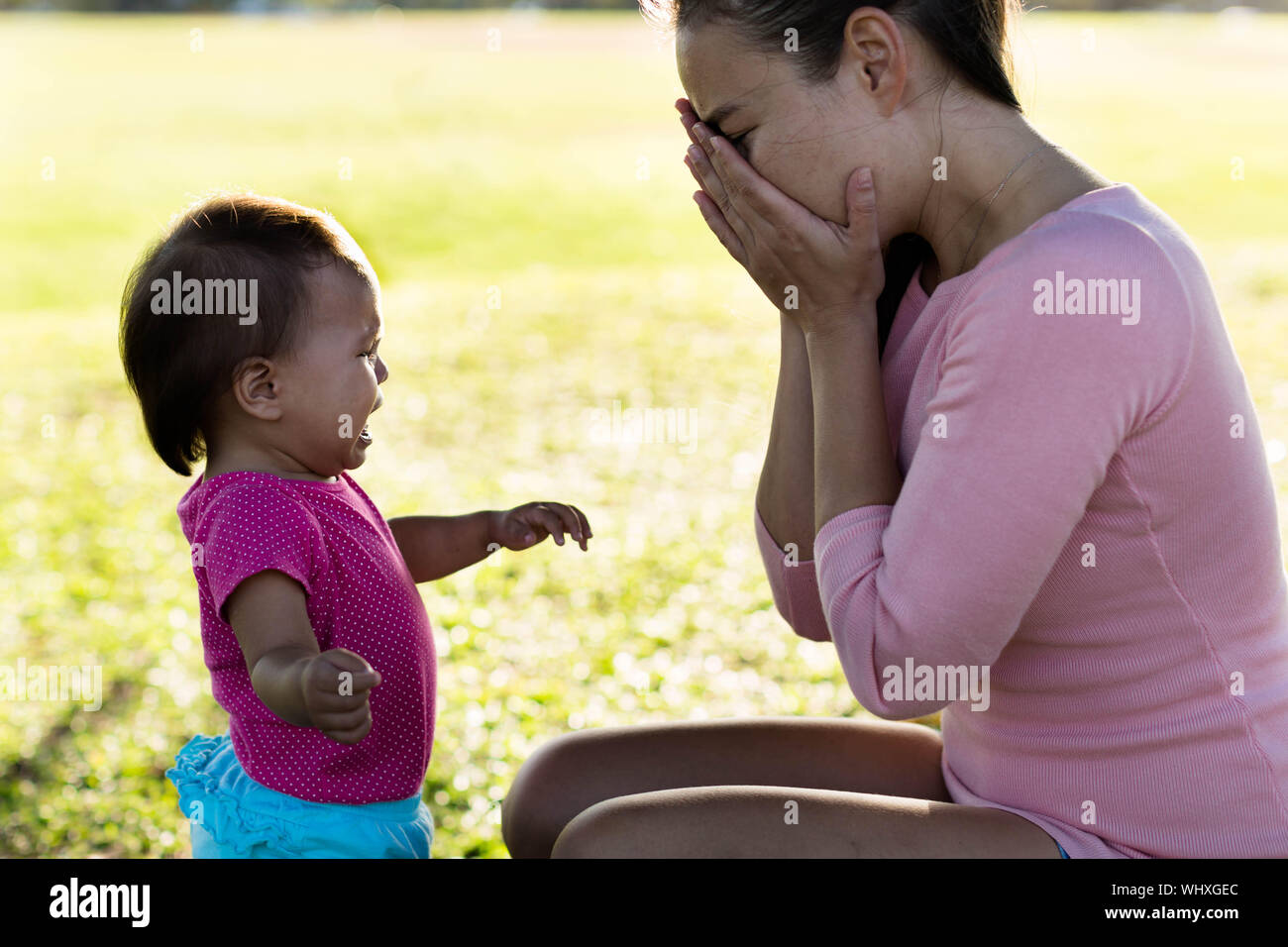 2-jähriges Mädchen zu ihr betonte Mutter weinen Stockfoto