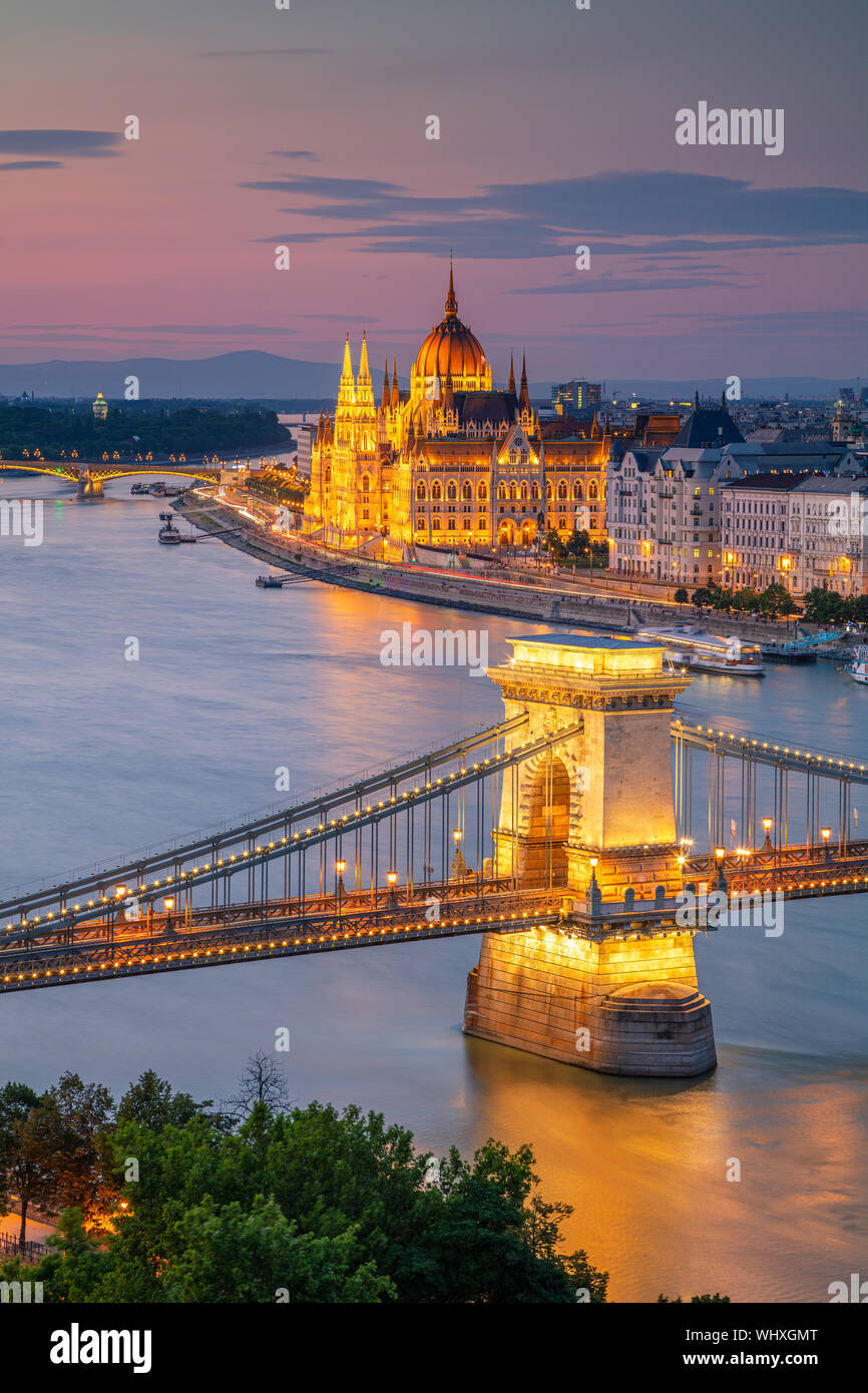 Budapest, Ungarn. Antenne Stadtbild Bild von Budapest Széchenyi Kettenbrücke und Parlamentsgebäude im Sommer Sonnenuntergang. Stockfoto