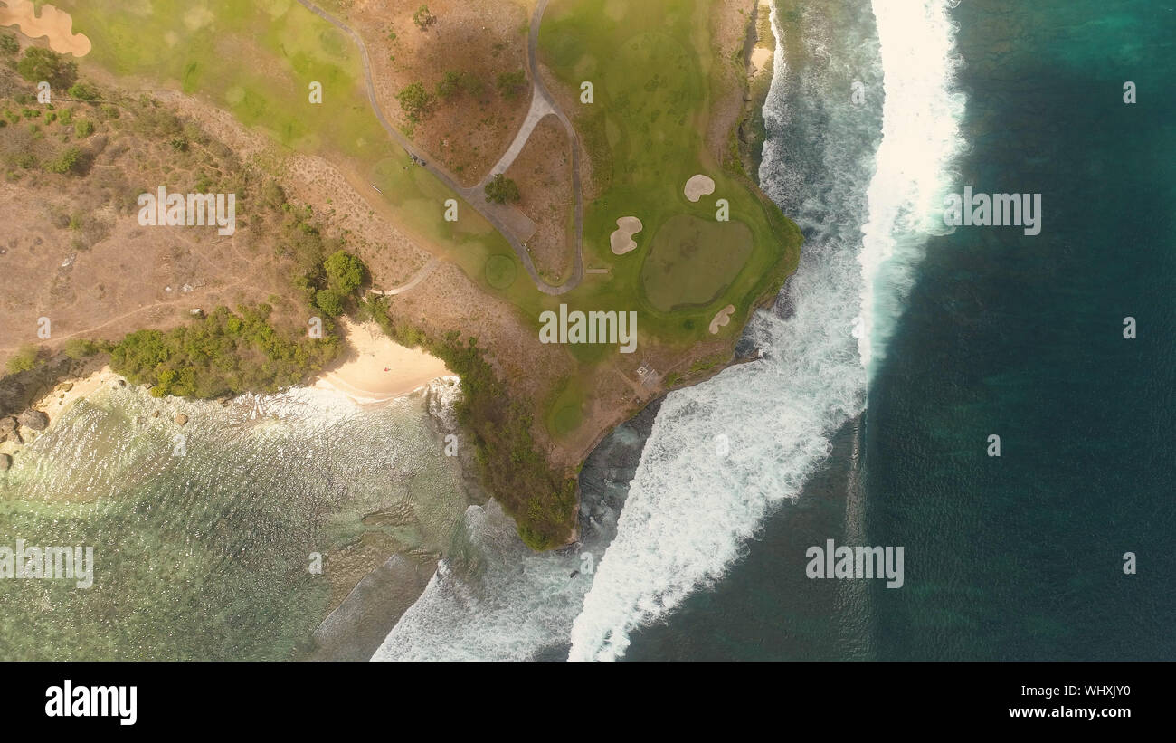Luftbild-Kurs auf Kap gegen Ozean. Golfplatz auf der tropischen Insel auf die Küste. Stockfoto