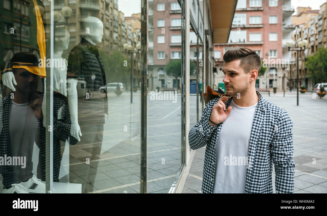 Mann, im Schaufenster eines Store Stockfoto