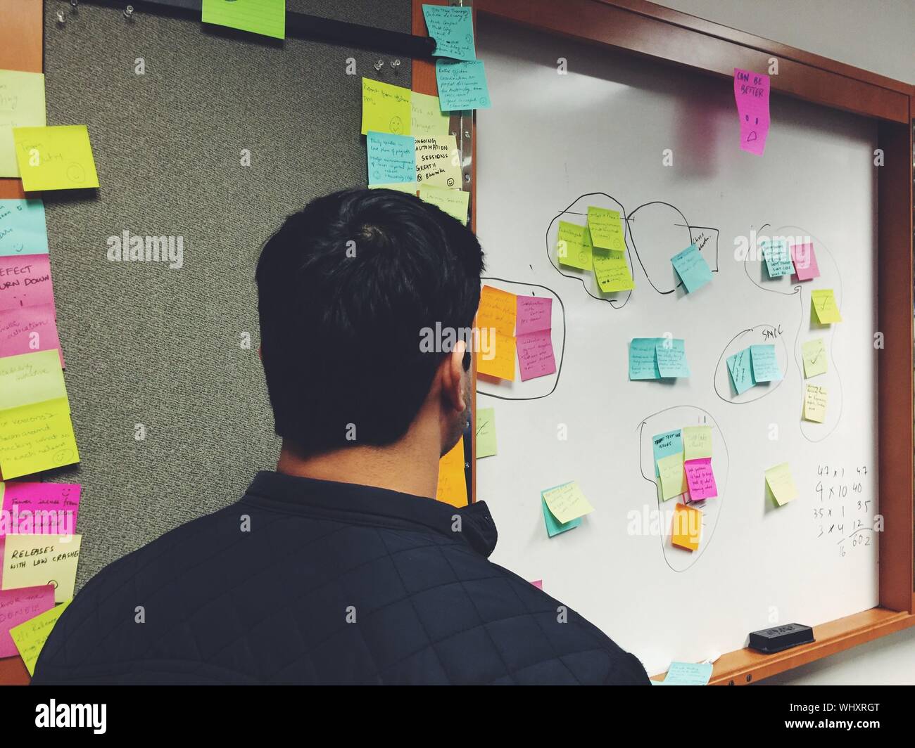 Man Walking mit Klebeband Hinweis auf dem Whiteboard Stockfoto