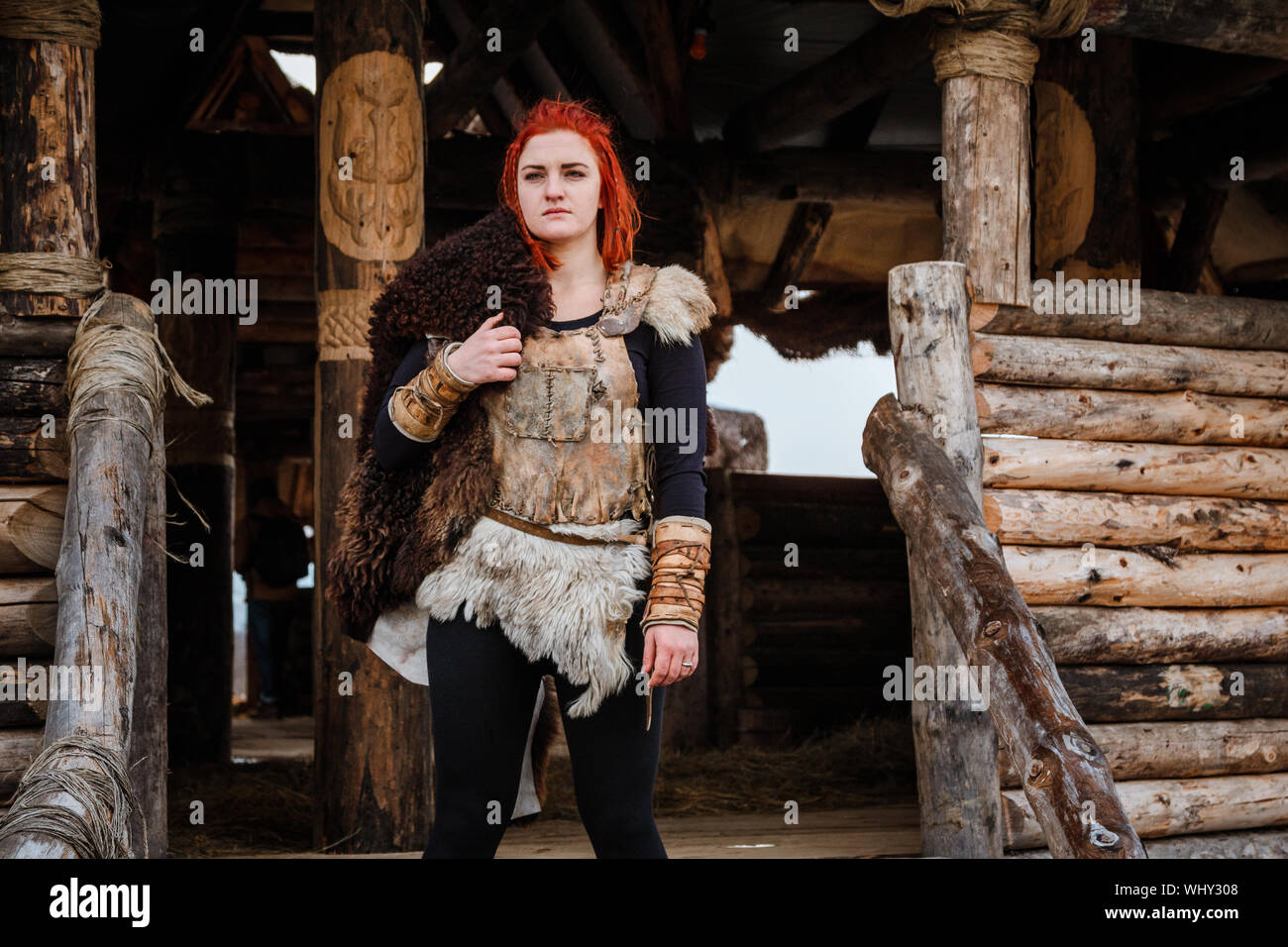 Viking Frau in einem traditionellen Krieger Kleidung Stockfotografie - Alamy