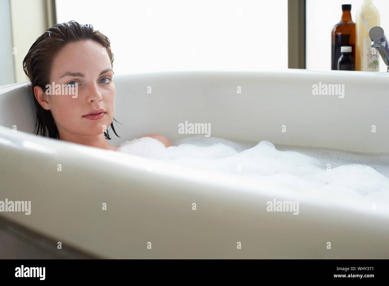 Frau in einer Badewanne Stockfoto