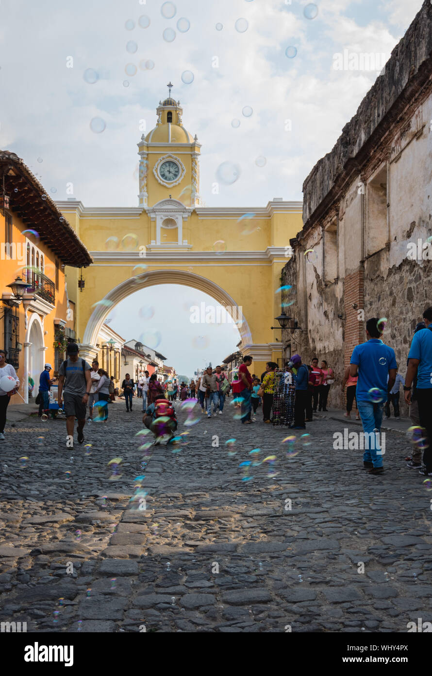 Arco de Santa Catalina mit Seifenblasen, Antigua, Guatemala. Stockfoto