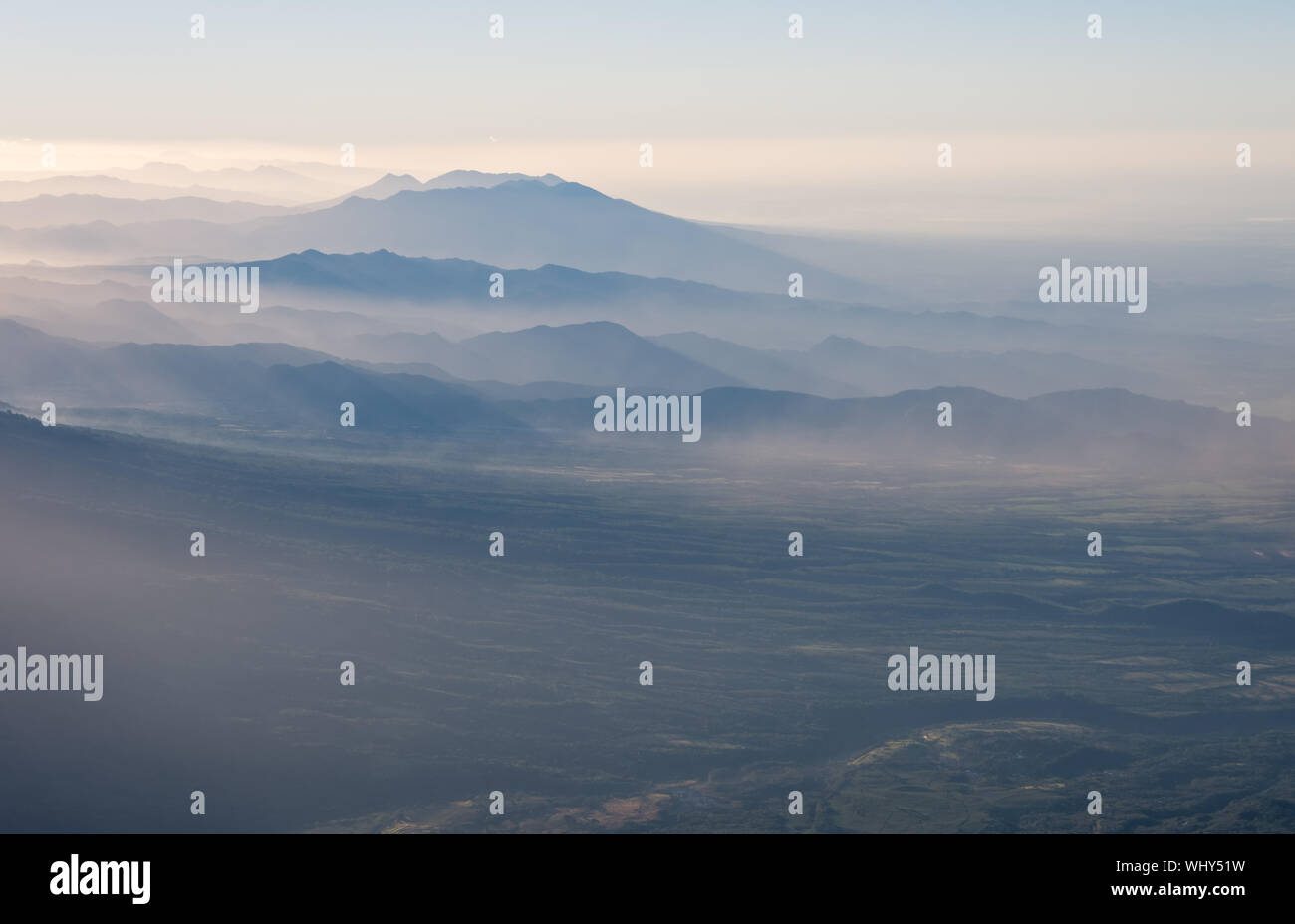Morgen Landschaft aus dem Atatenango Vulkan, Guatemala gesehen. Stockfoto