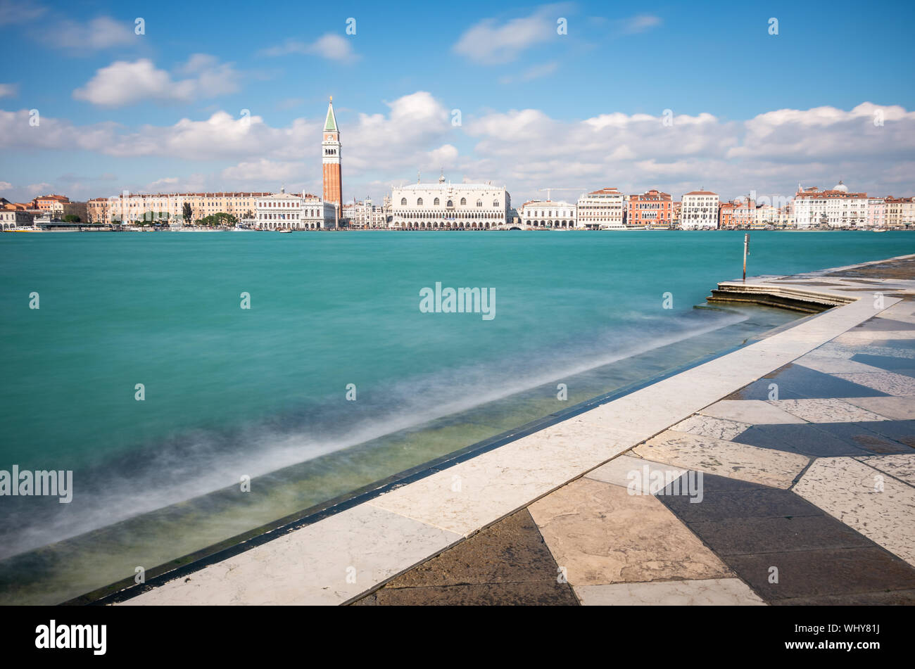 Langzeitansicht des Markusplatzes, des Dogenpalastes, des Markusplatzes und des Canale Grande vom Ufer des San Giorgio Maggiore. Venedig. Italien Stockfoto