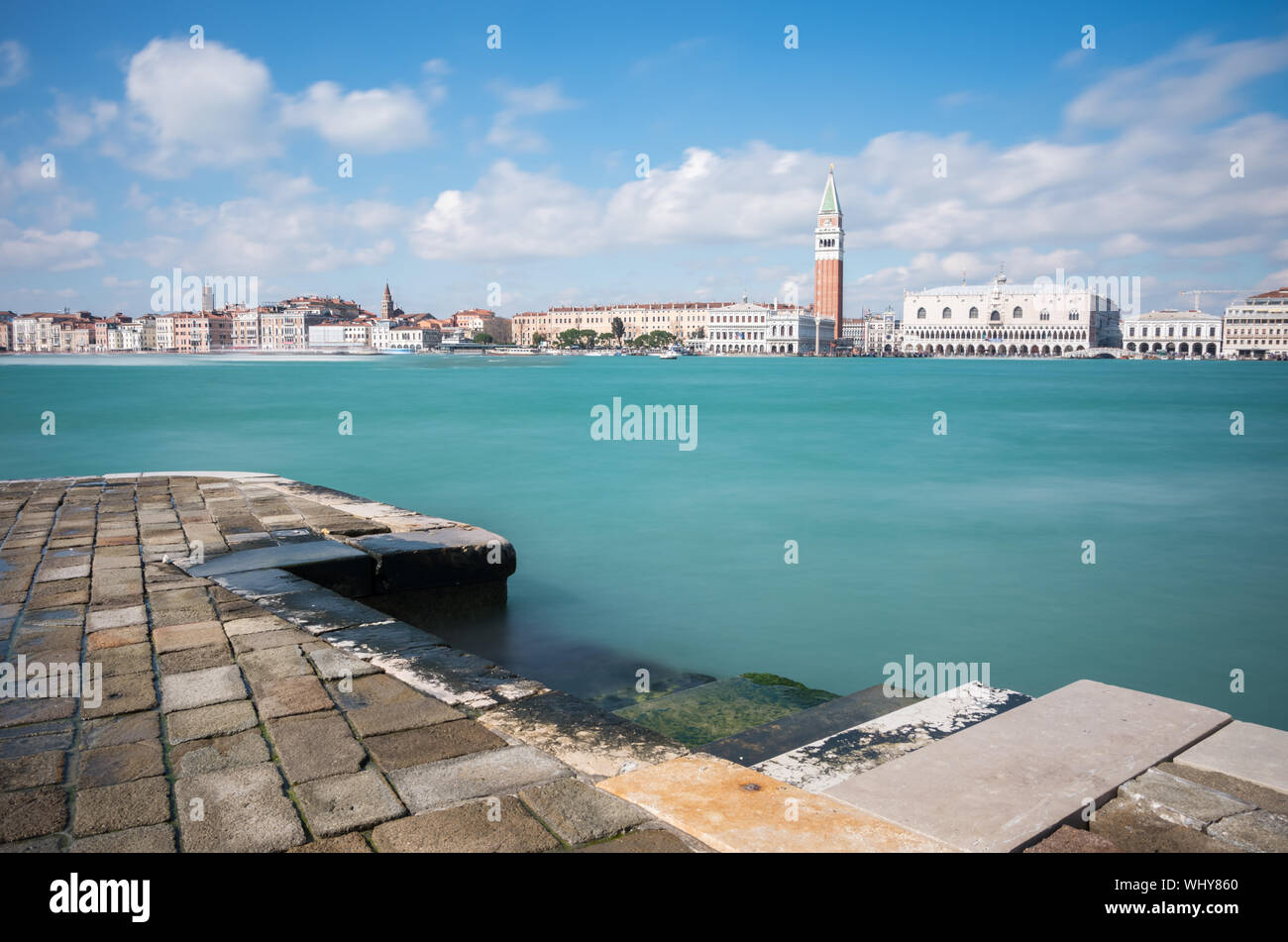 Langzeitansicht des Markusplatzes, des Dogenpalastes, des Markusplatzes und des Canale Grande vom Ufer des San Giorgio Maggiore. Venedig. Italien Stockfoto