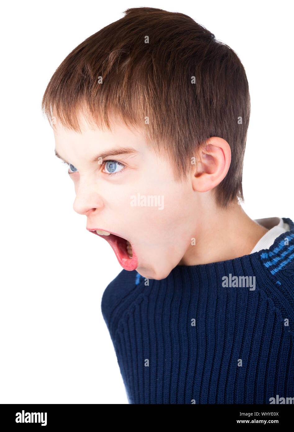 Wütend Junge trägt blaue Pullover schreien auf weißem Hintergrund Stockfoto