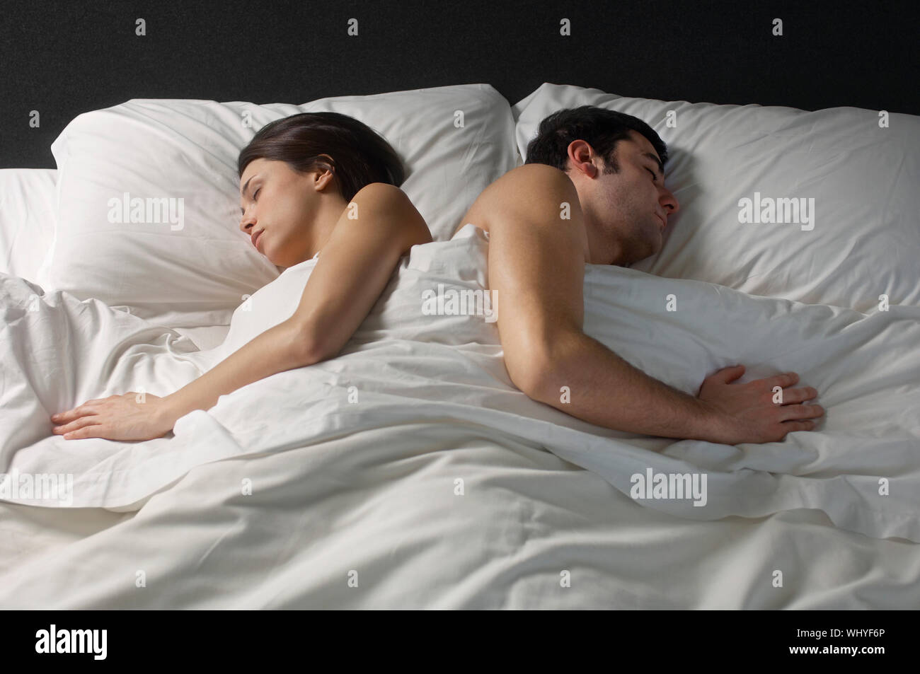 Junges Paar fest schlafend im Bett Stockfoto