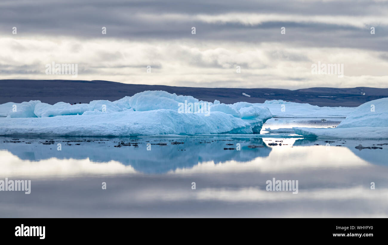 Gletscherlagune und Eisberge auf dem Peel Sound, eine Wasserstraße in Pince von Wales Insel an der Nord-West-Passage in Kanada gelegen. Stockfoto