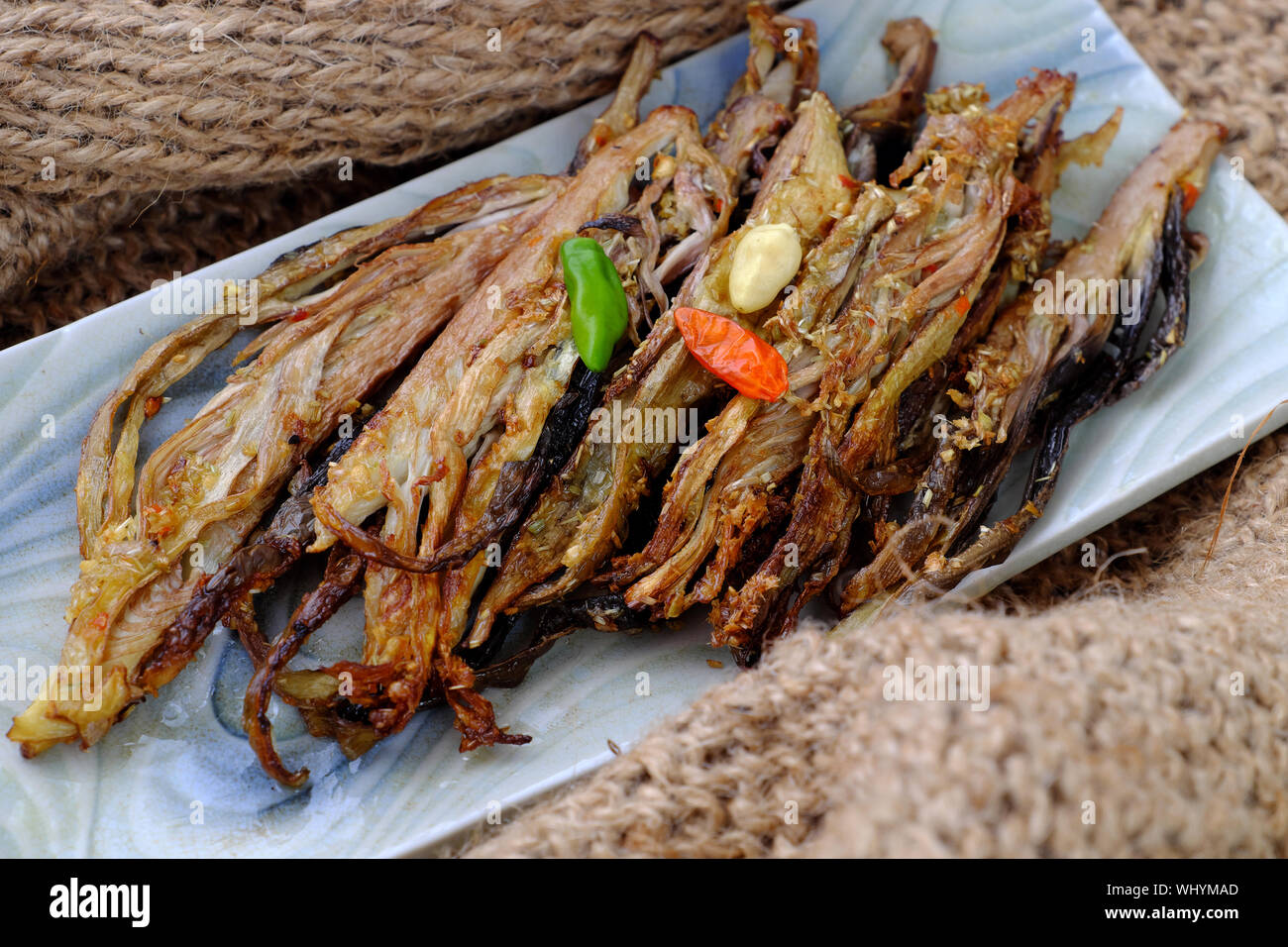 Hohe Aussicht auf hausgemachte Vietnamesischen vegan frittierte Speisen auf dem Teller, Bananen Blüte Braten mit gehackten Zitronengras, Salz und Chili Stockfoto